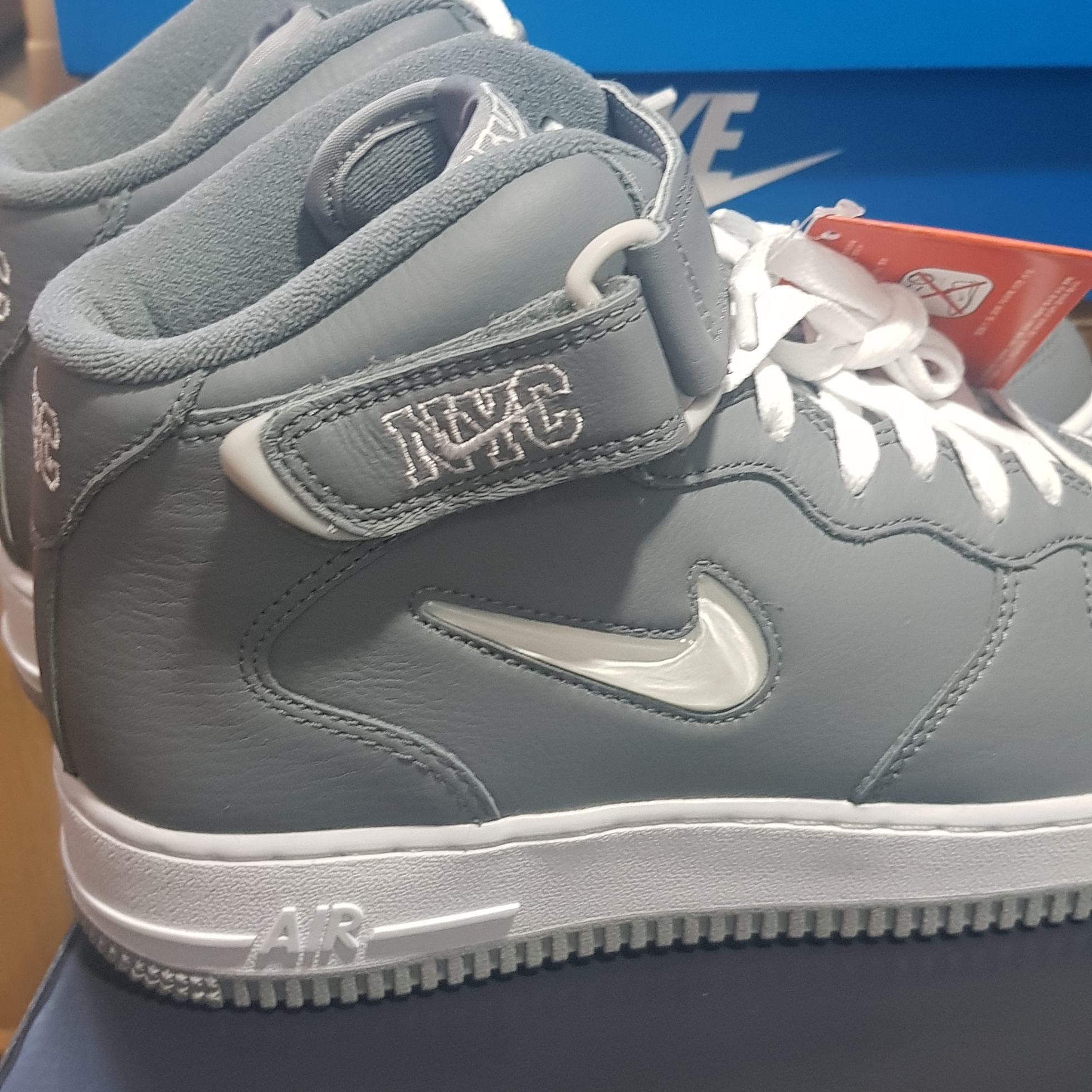 Nike Air Force 1 Mid QS NYC Cool Grey 착용 스타일 - 2