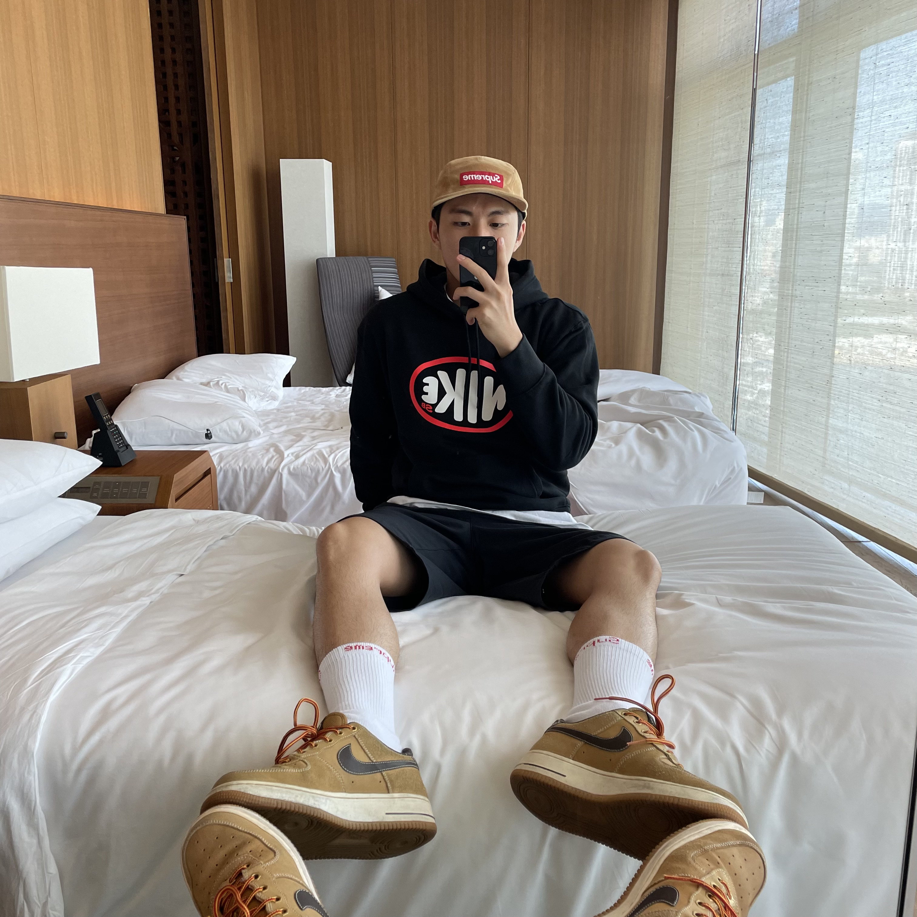 Supreme Hanes Crew Socks White (4 Pack) 착용 스타일