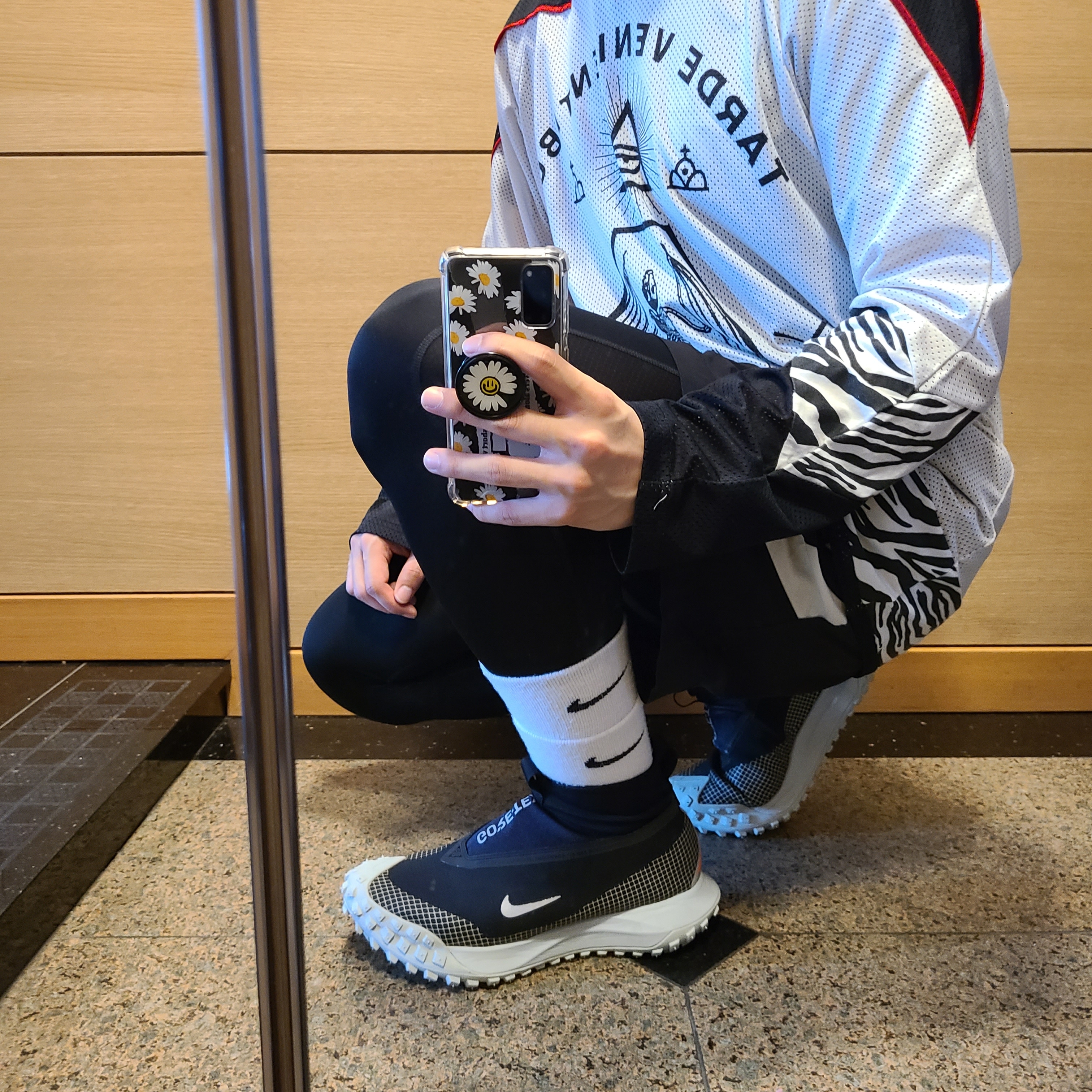 Nike ACG Mountain Fly Gore-Tex Metallic Silver, Nike x Matthew M Williams NRG Socks White 착용 스타일 - 5