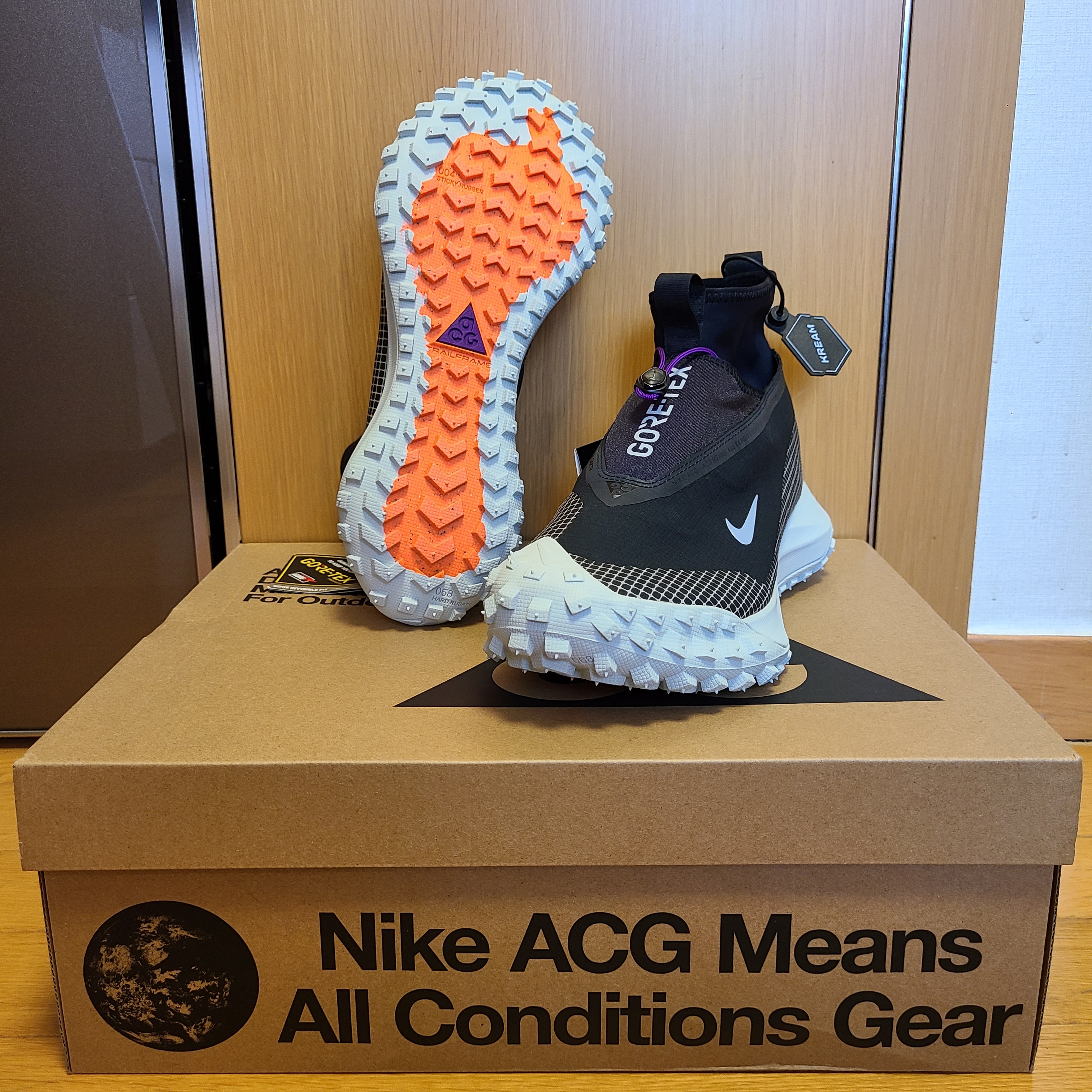 Nike ACG Mountain Fly Gore-Tex Metallic Silver, Nike x Matthew M Williams NRG Socks White 착용 스타일 - 4