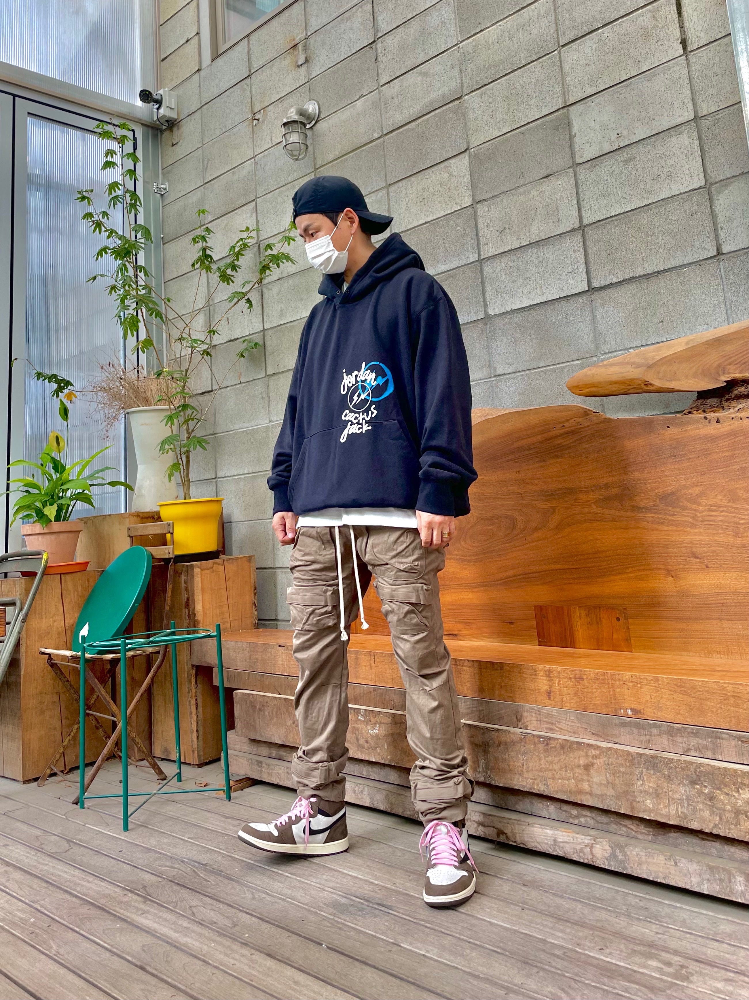 Jordan x Travis Scott x Fragment Hoodie Black (DJ0615-010), Jordan 1 x Travis Scott Retro High OG SP Mocha 착용 스타일 - 1