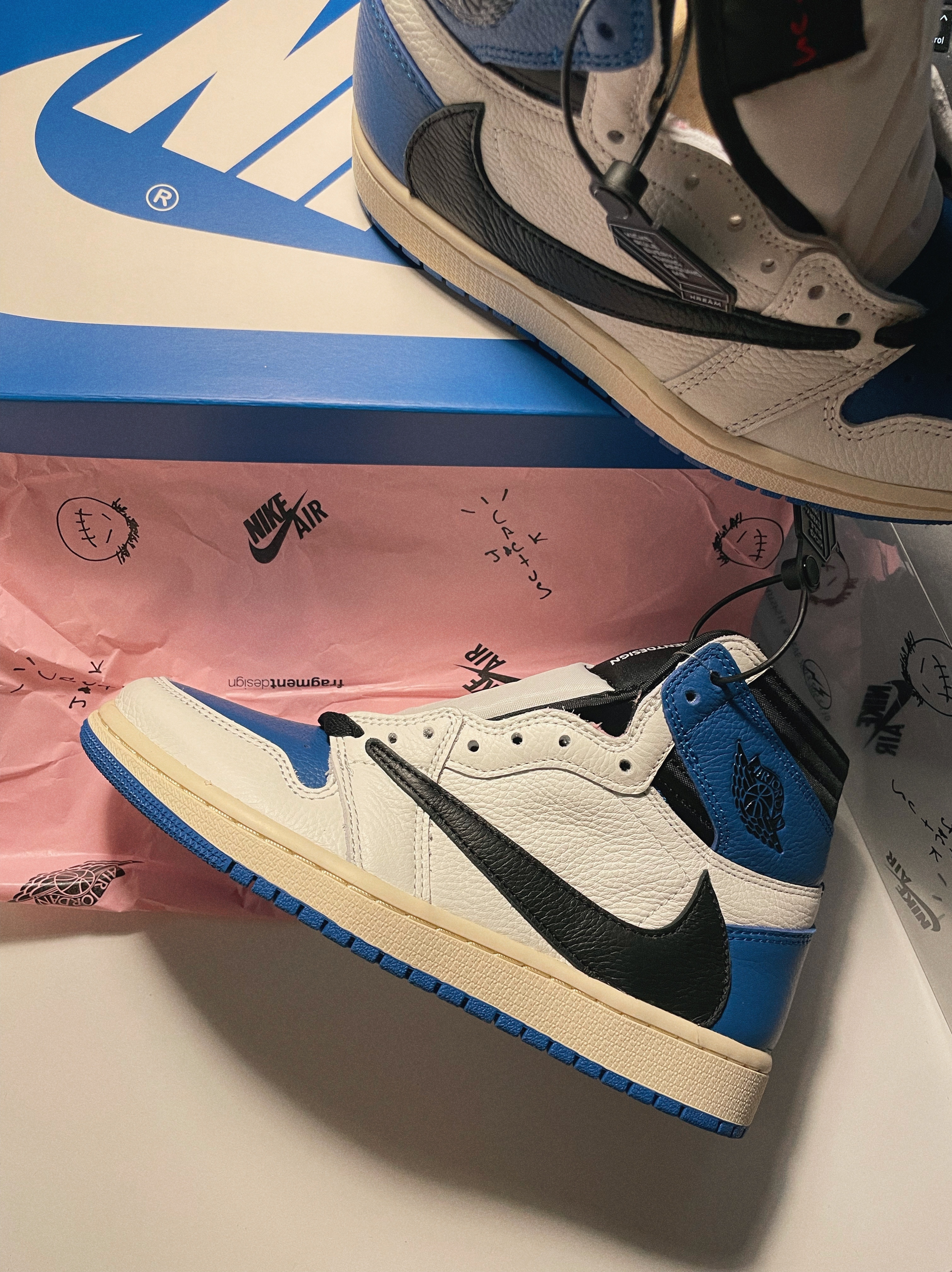 Jordan 1 x Travis Scott x Fragment Retro High OG SP Military Blue 착용 스타일 - 2