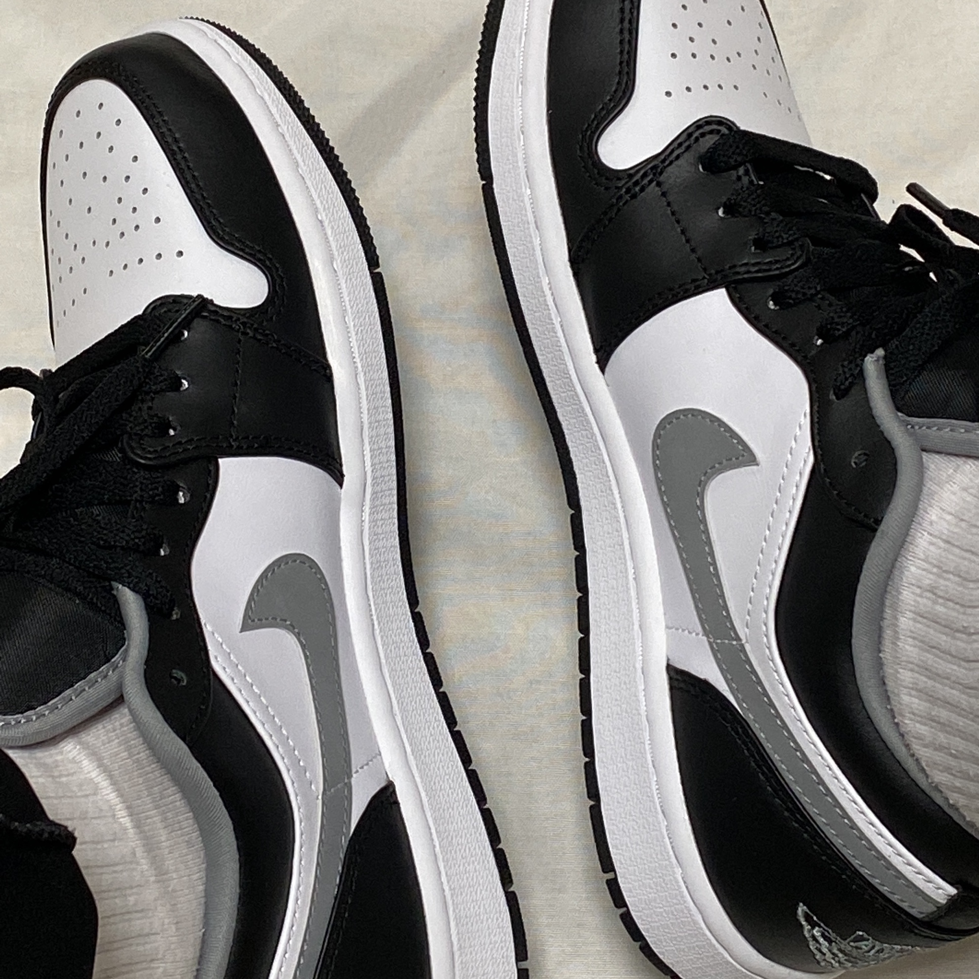 Jordan 1 Low Black Particle Grey 착용 스타일
