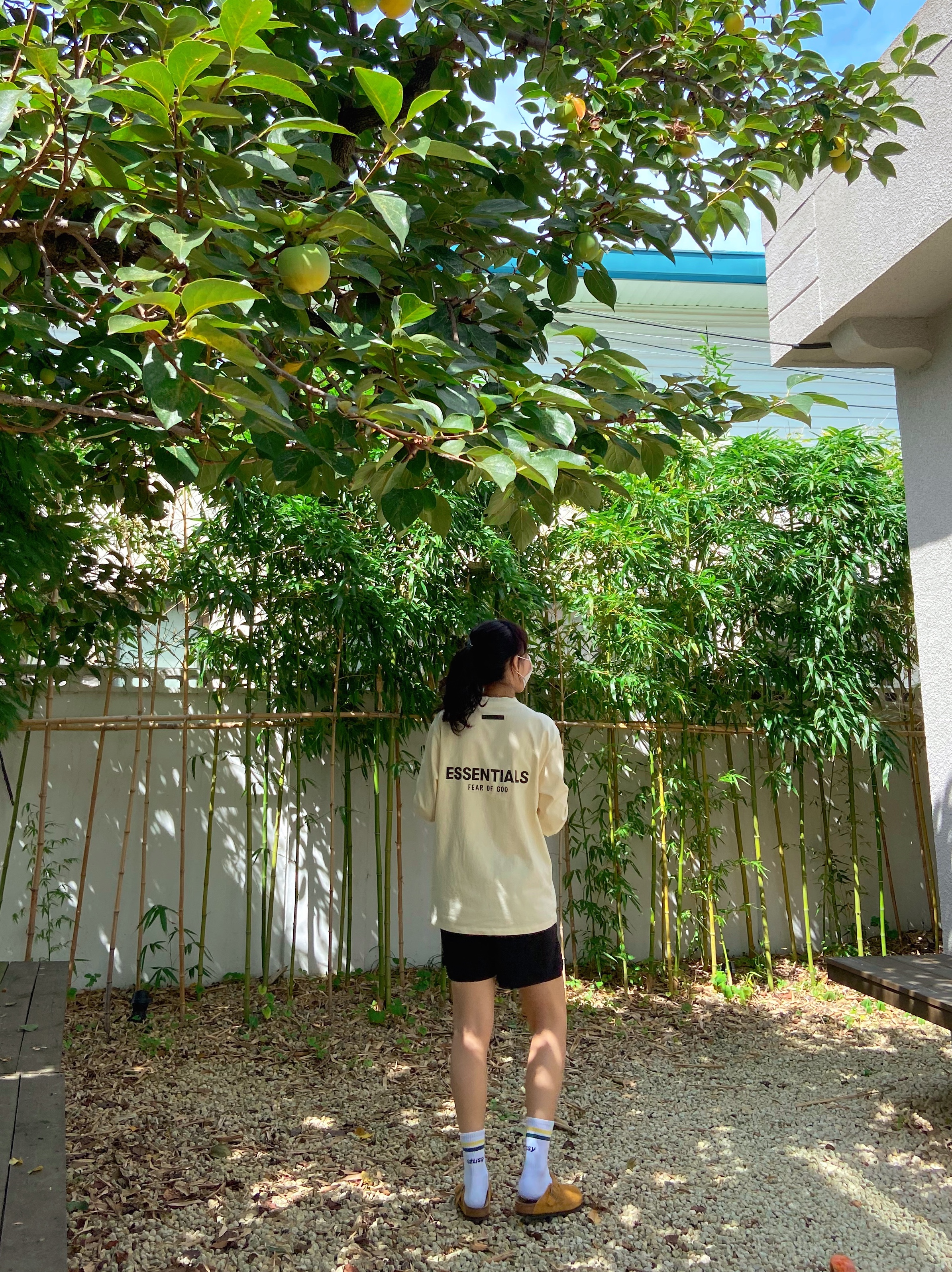 Essentials Long Sleeve T-Shirt Cream - 21SS, Birkenstock x Stussy Boston Clog Caramel 착용 스타일