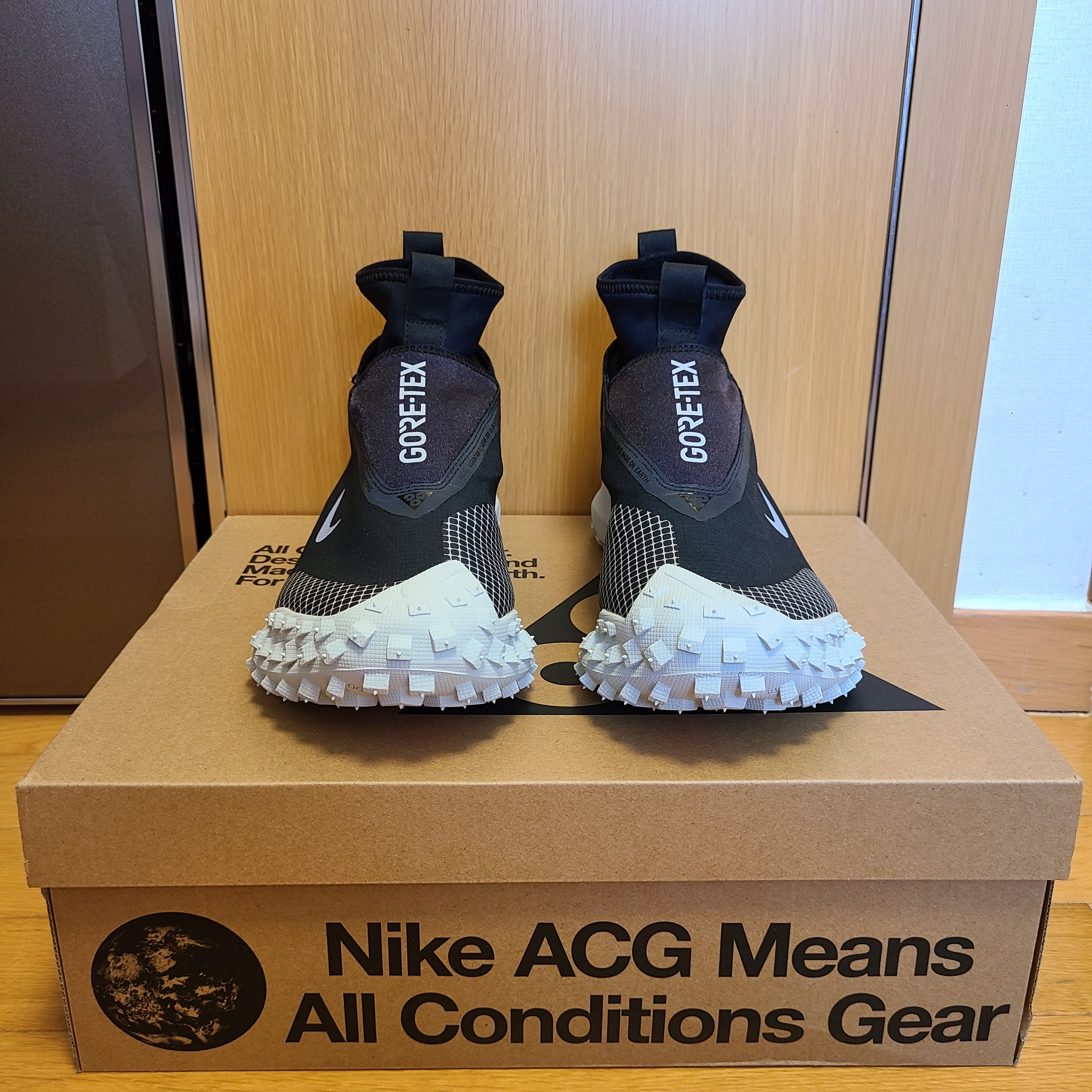 Nike ACG Mountain Fly Gore-Tex Metallic Silver, Nike x Matthew M Williams NRG Socks White 착용 스타일 - 2