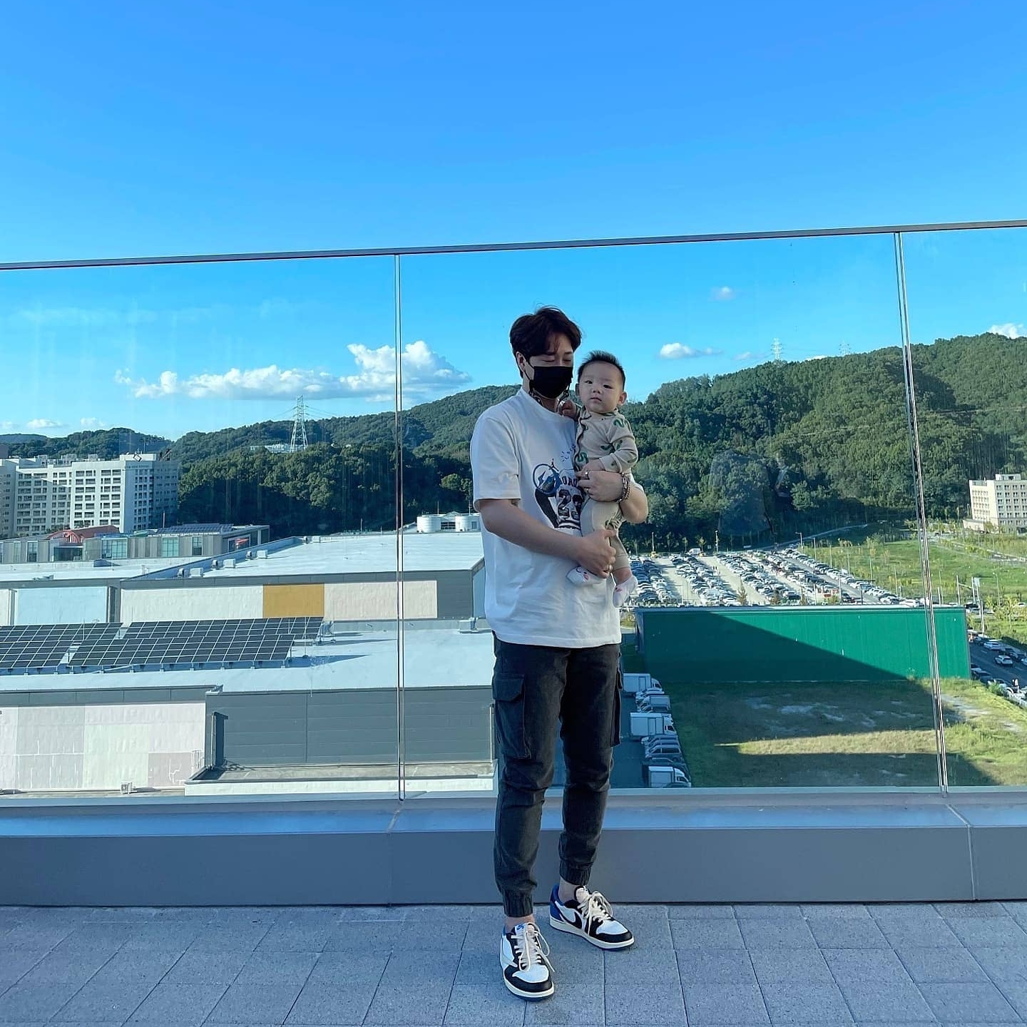 Jordan 1 x Travis Scott x Fragment Retro Low OG SP Military Blue, Jordan x Travis Scott x Fragment T-Shirt Sail (DJ0619-133) 착용 스타일