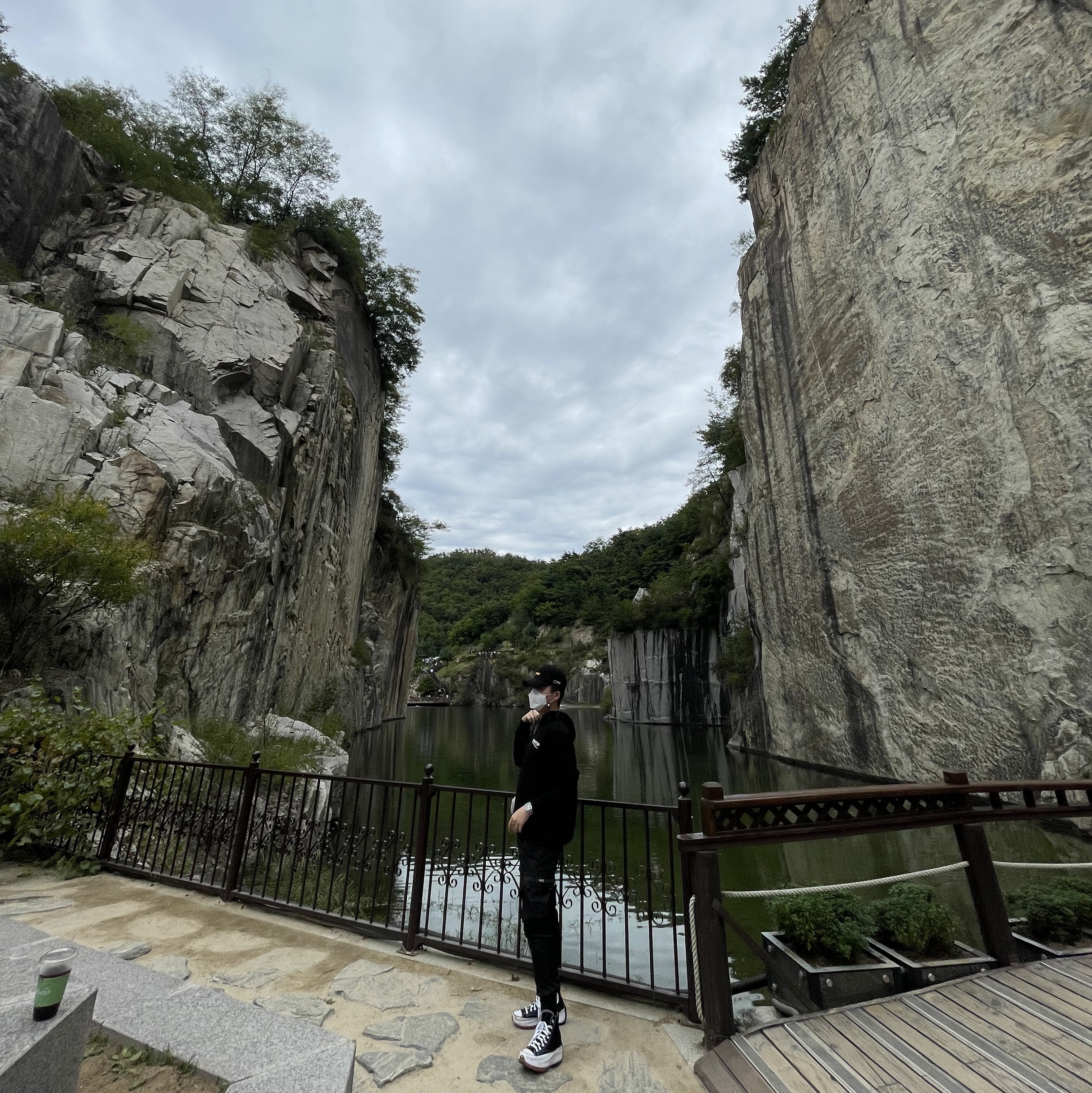 Converse Run Star Hike Hi Black White Gum 착용 스타일 - 1