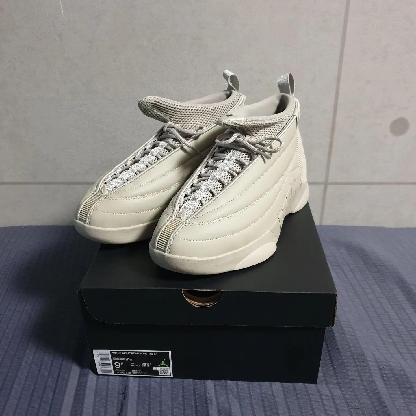 (W) Jordan 15 x Billie Eilish Retro SP Beige 착용 스타일 - 2