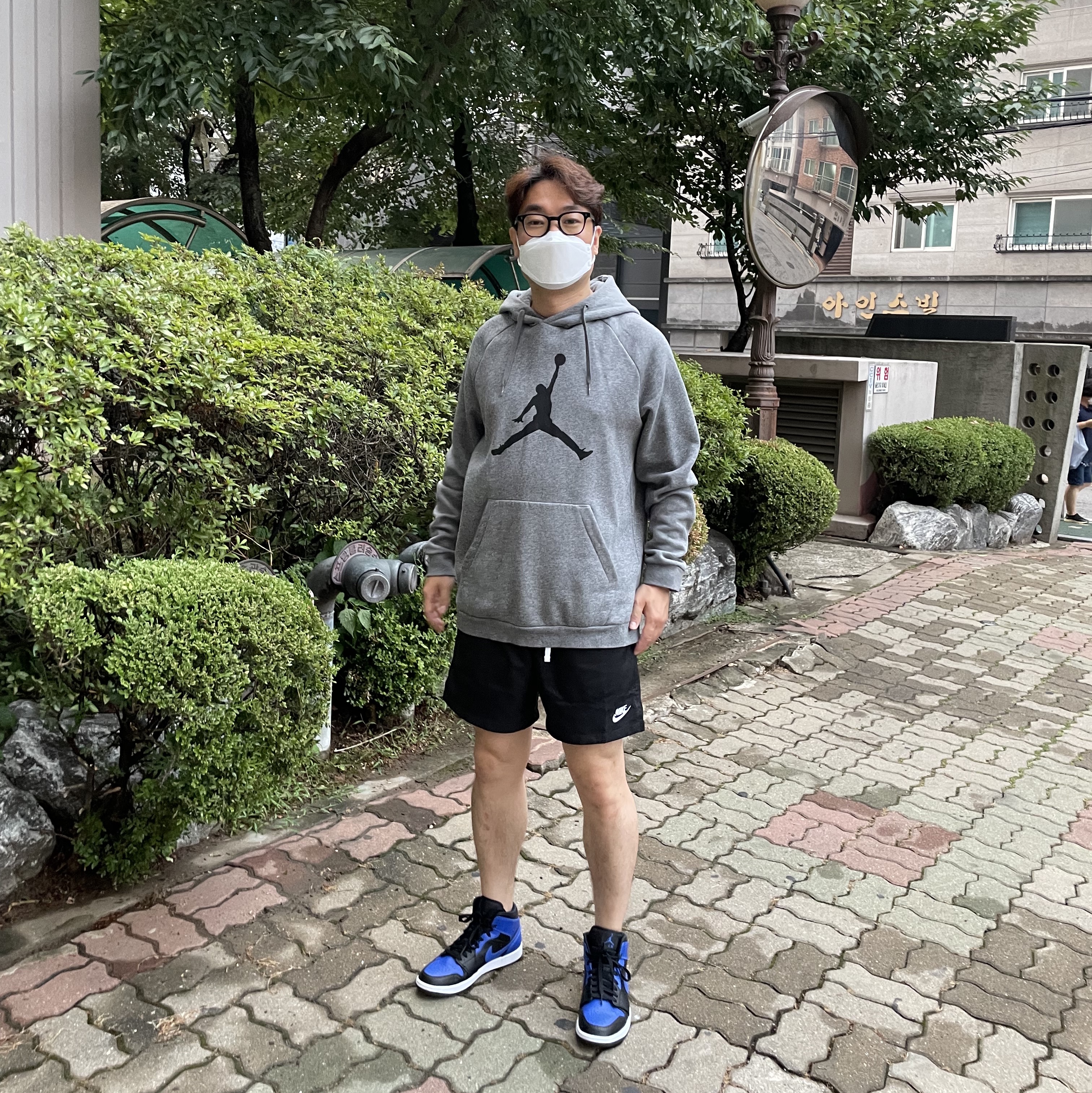 Jordan 1 Mid Black Hyper Royal 착용 스타일