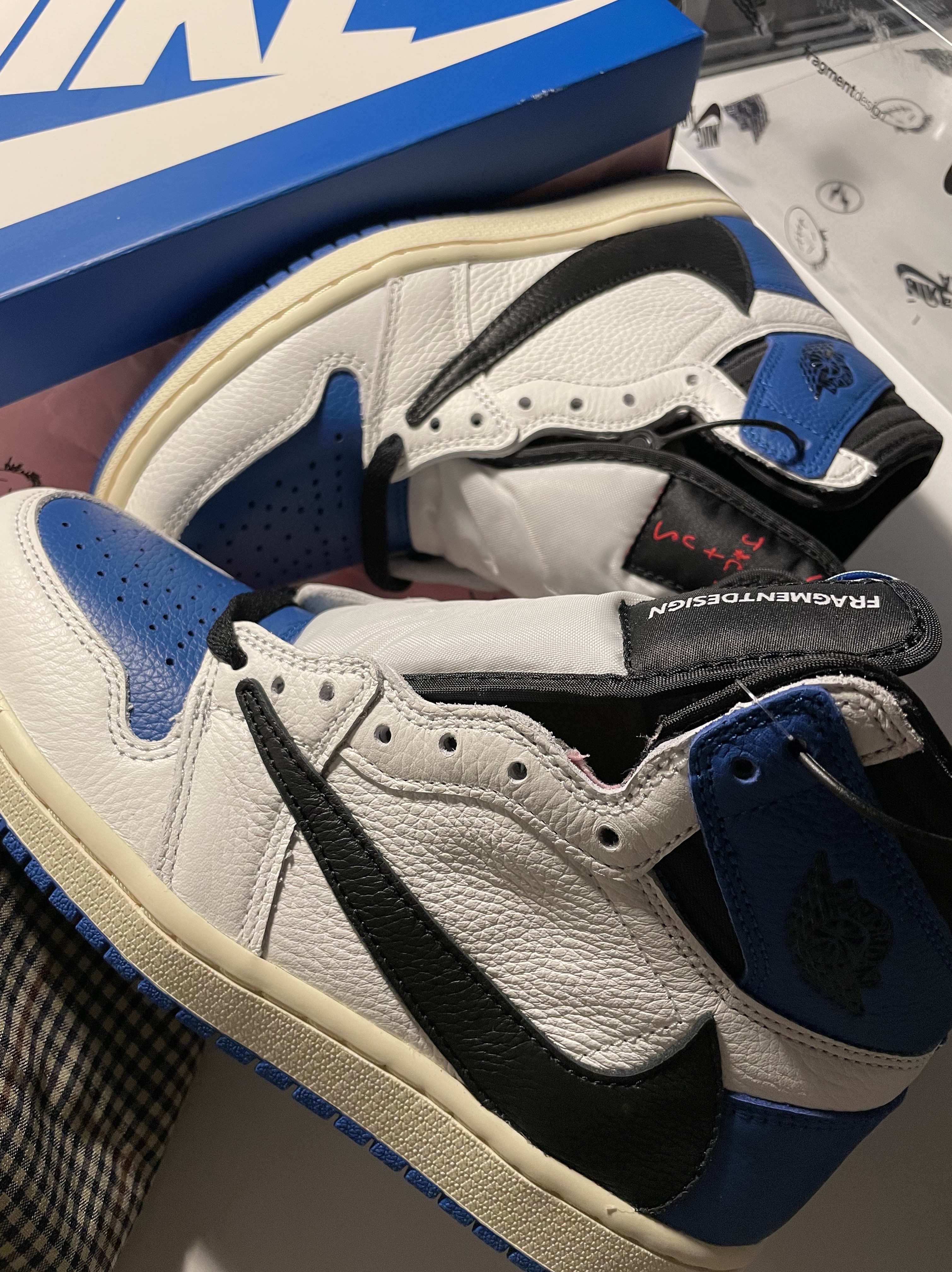 Jordan 1 x Travis Scott x Fragment Retro High OG SP Military Blue 착용 스타일 - 4