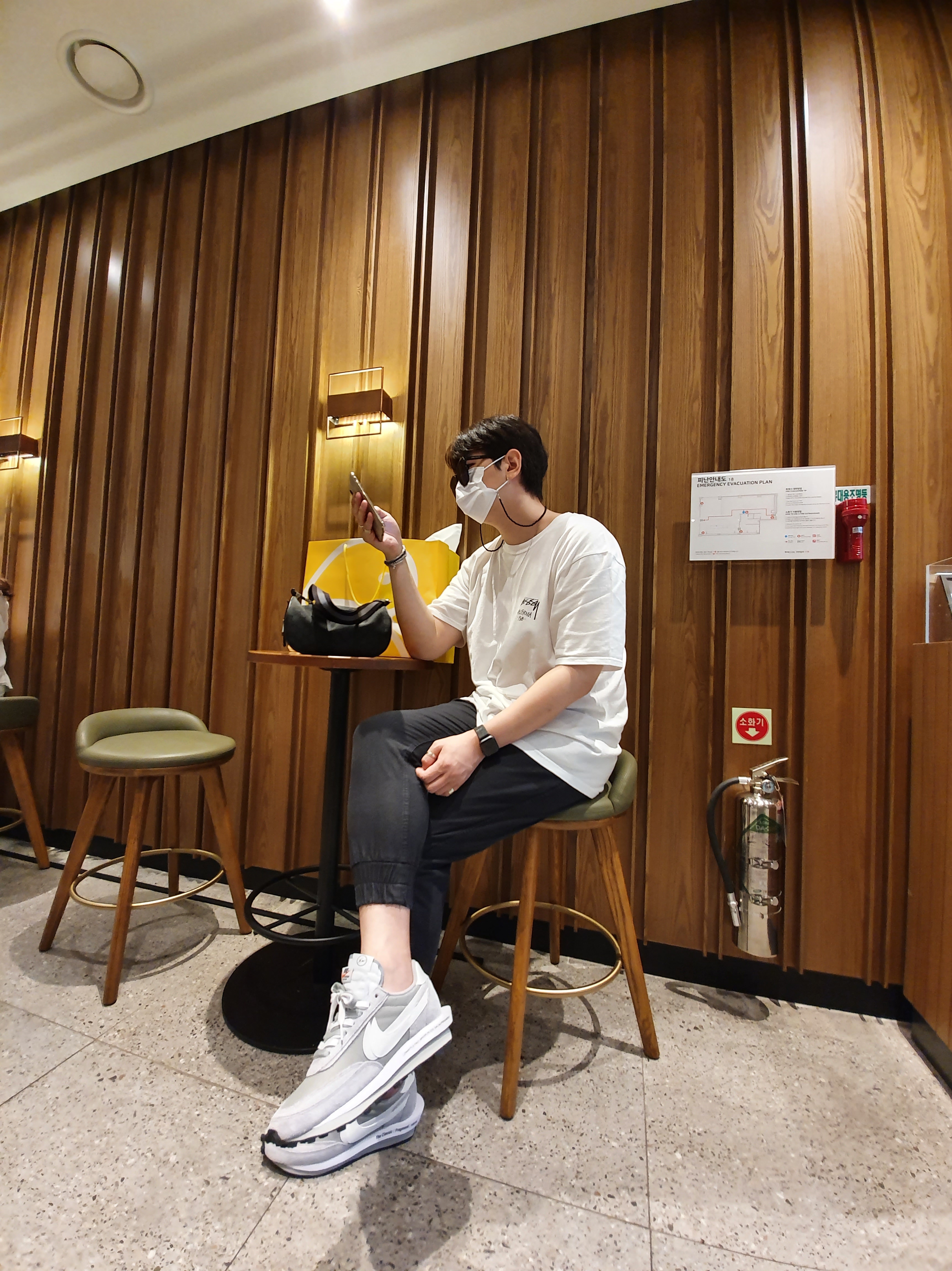 Nike x Sacai x Fragment LDWaffle Light Smoke Grey, Stussy California '68 T-Shirt White 착용 스타일