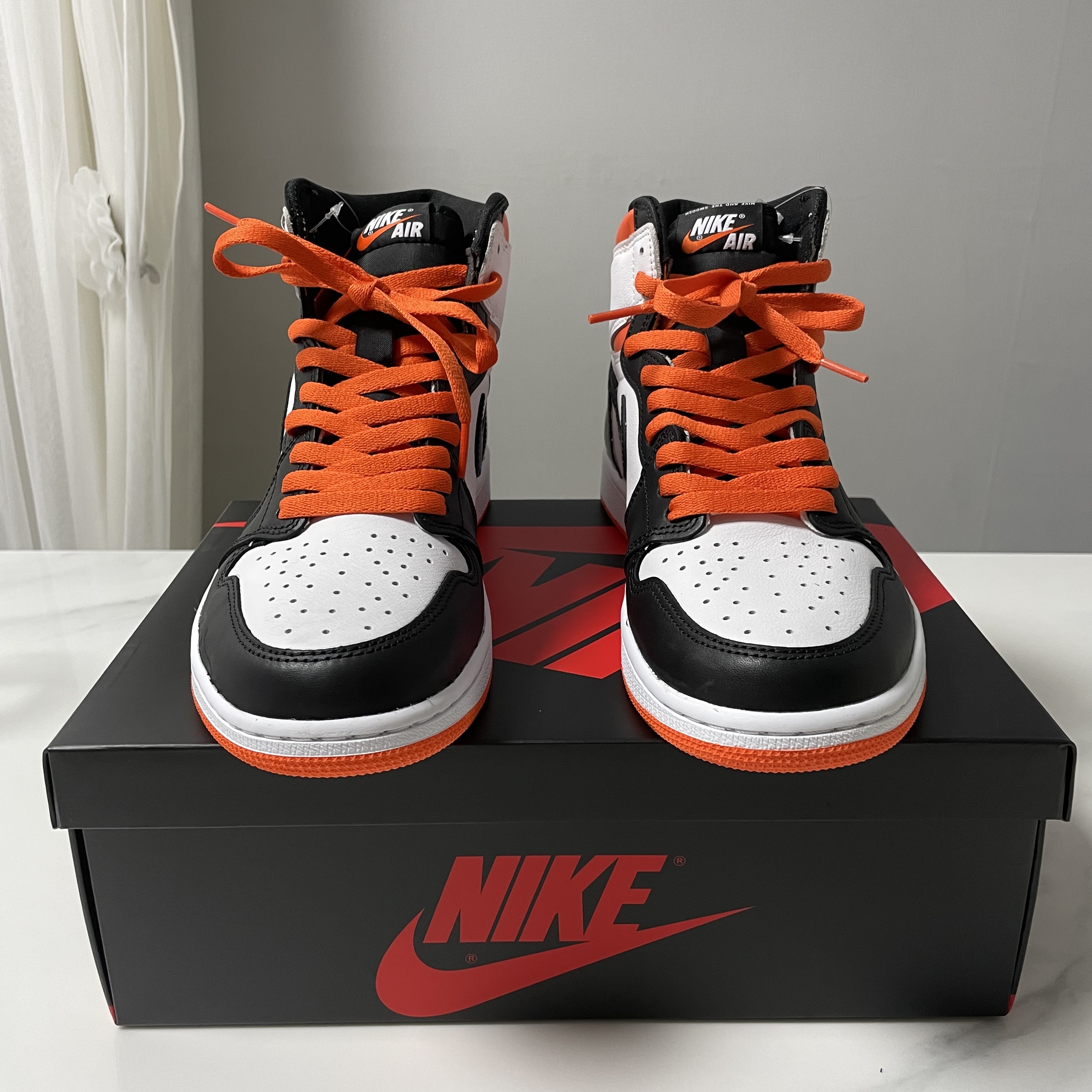 Jordan 1 Retro High OG Electro Orange 착용 스타일 - 3