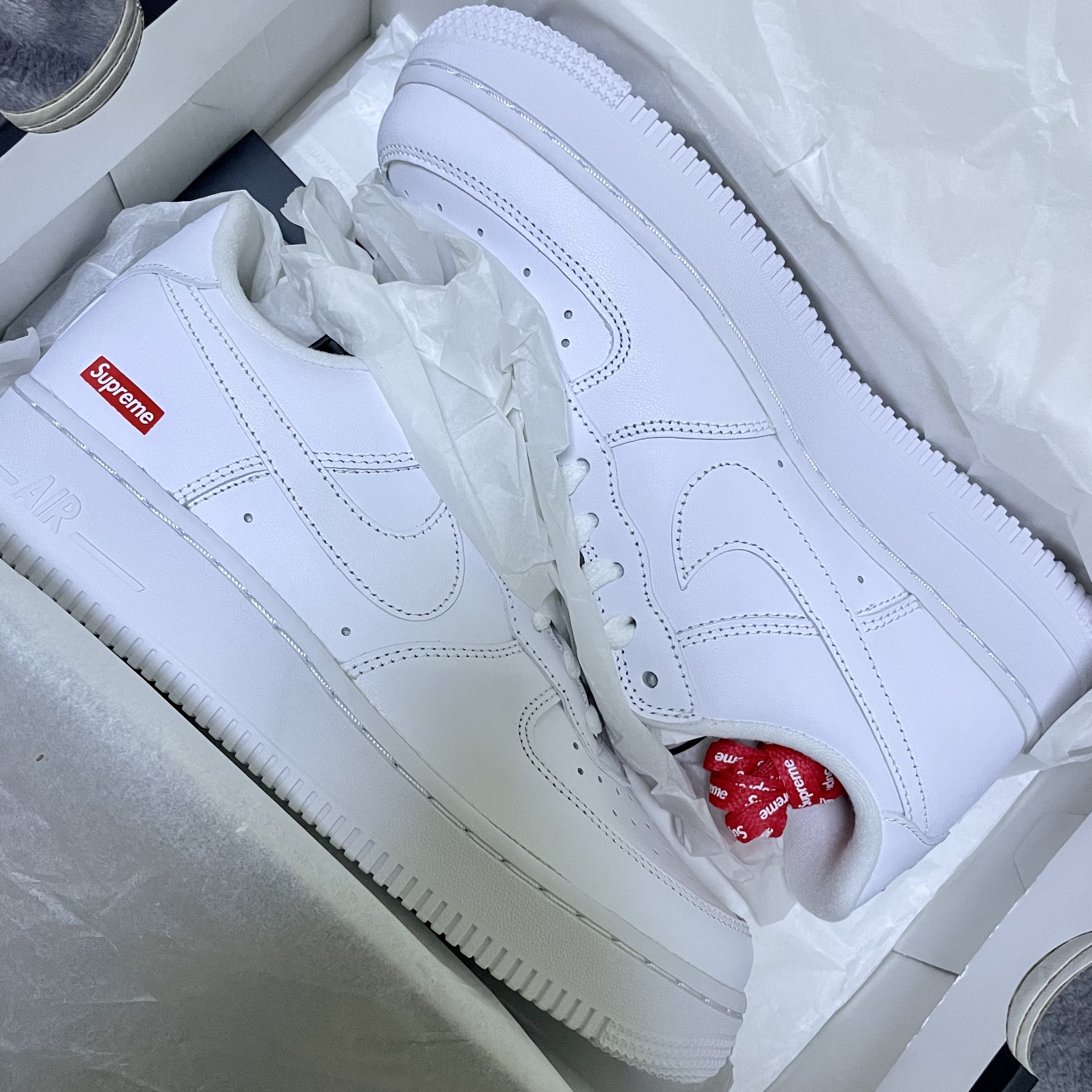 Nike x Supreme Air Force 1 Low White 착용 스타일