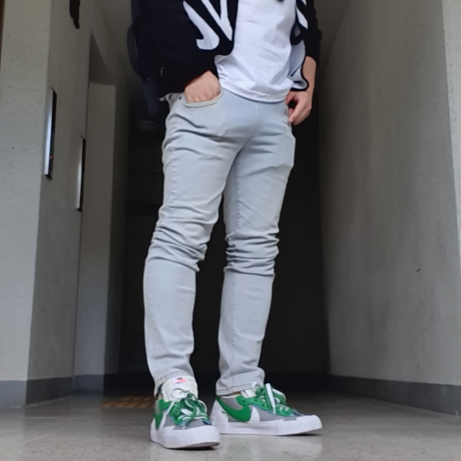 Nike x Sacai Blazer Low Classic Green, Nike x Off-White NRG Short Sleeve T-Shirt White 착용 스타일 - 1