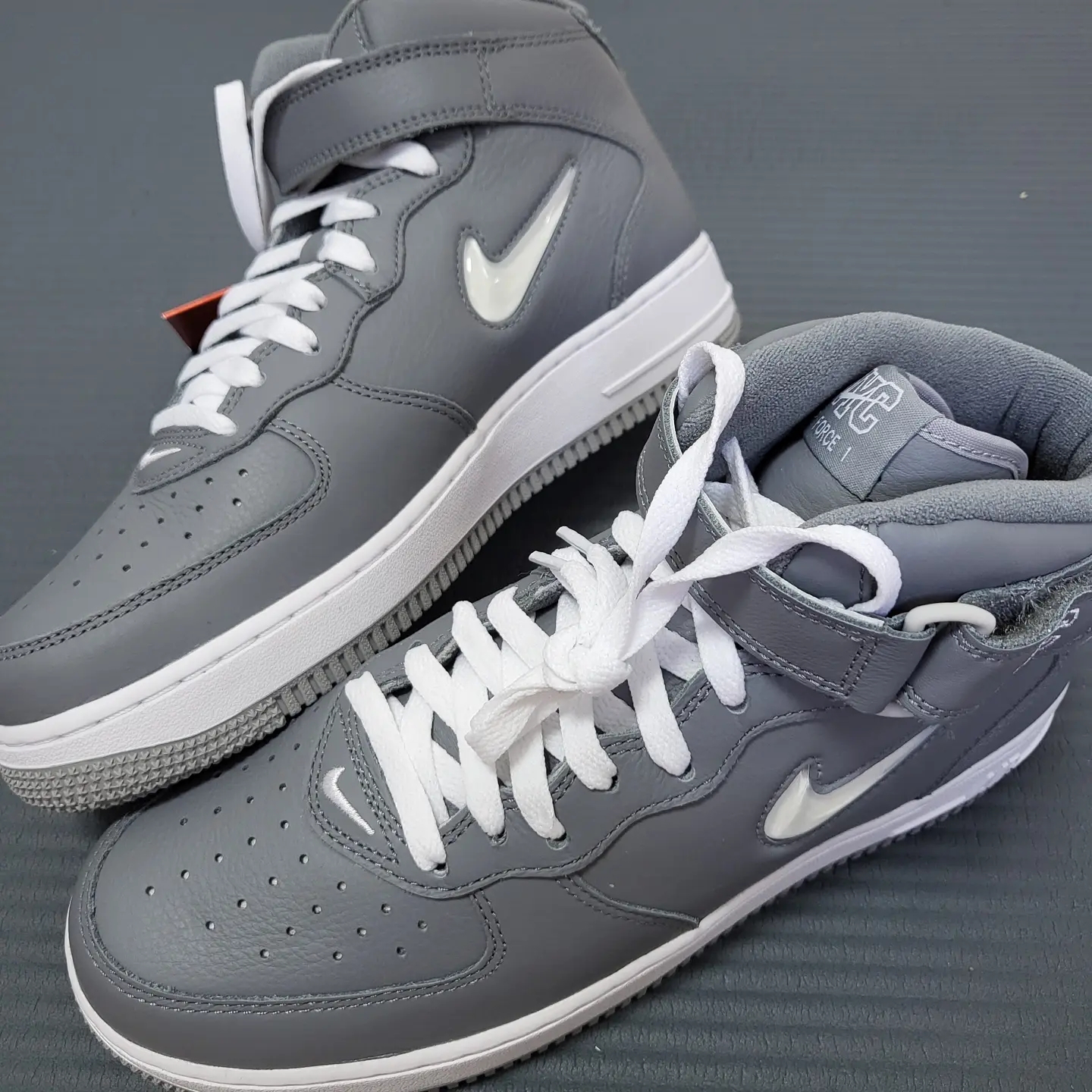 Nike Air Force 1 Mid QS NYC Cool Grey 착용 스타일 - 2