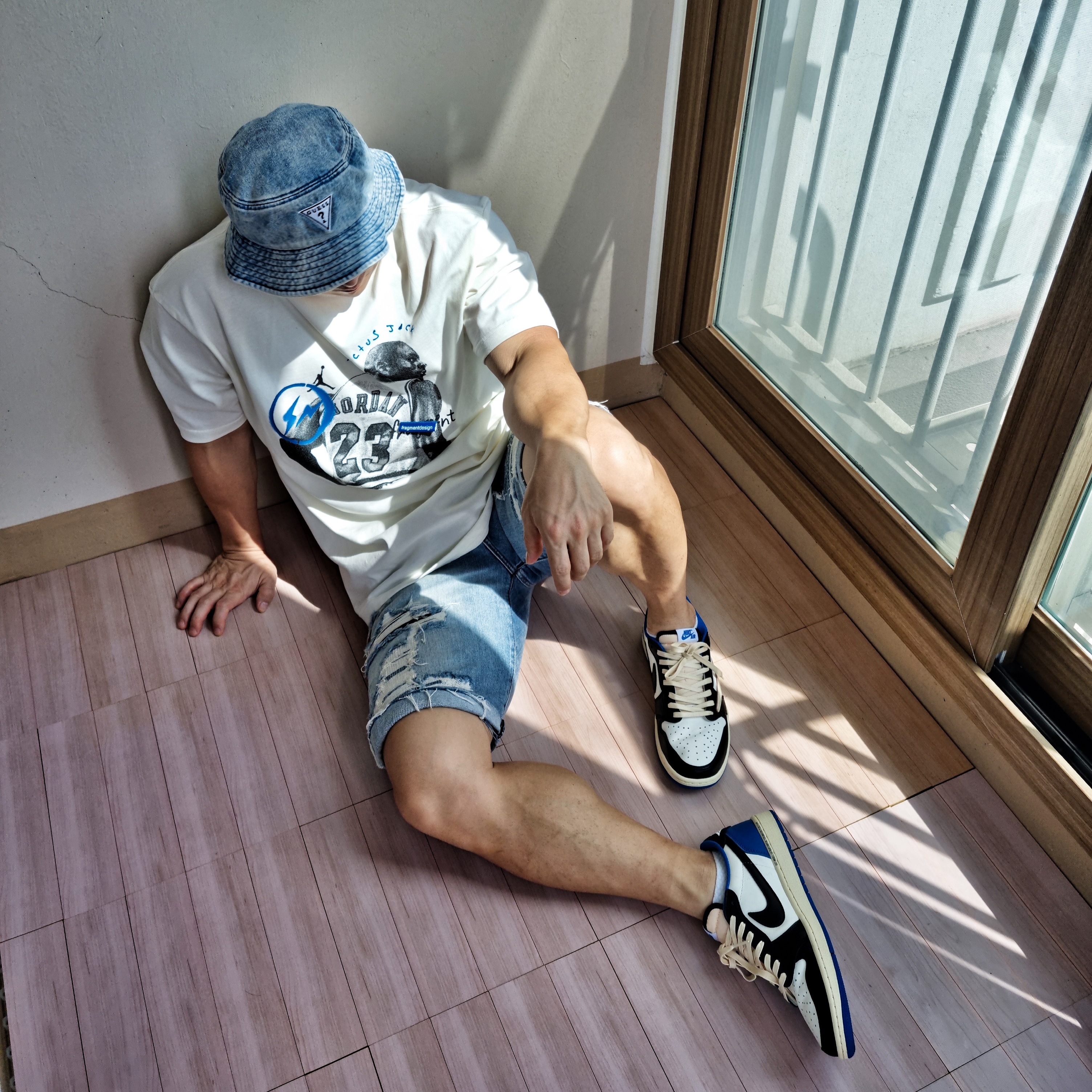 Jordan x Travis Scott x Fragment T-Shirt Sail (DJ0619-133), Jordan 1 x Travis Scott x Fragment Retro Low OG SP Military Blue 착용 스타일
