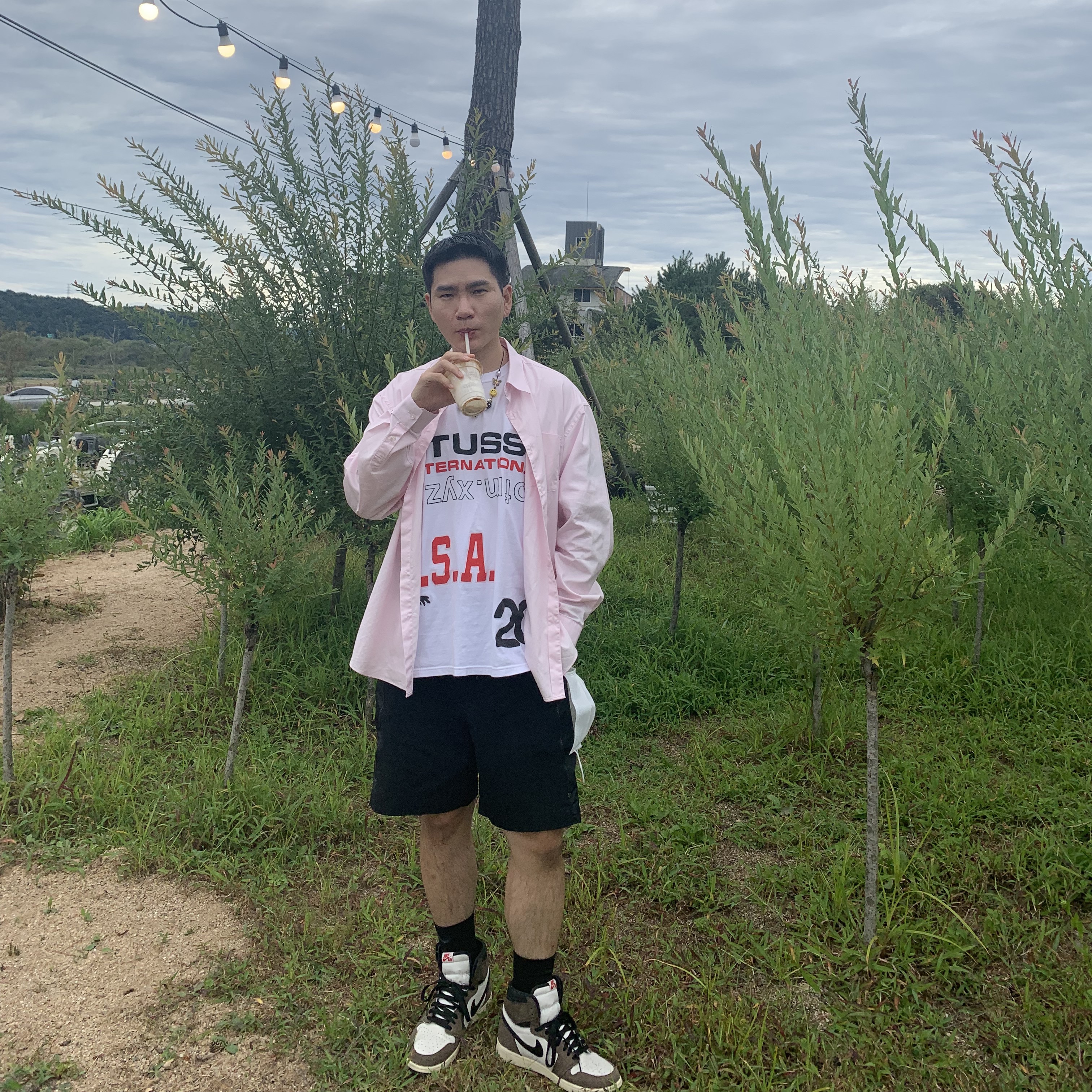 Stussy x Cactus Plant Flea Market USA 2019 T-Shirt White, Jordan 1 x Travis Scott Retro High OG SP Mocha 착용 스타일