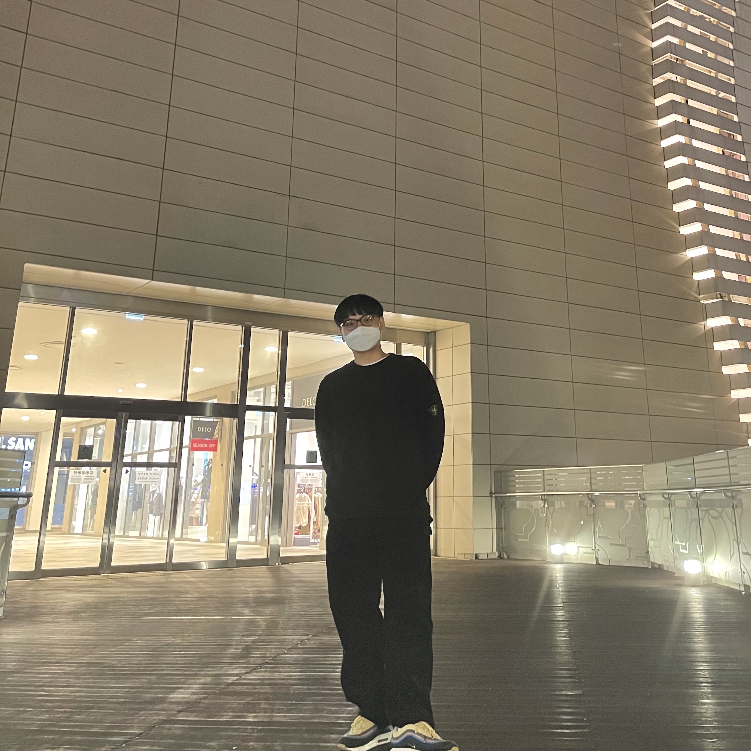 Nike x Sean Wotherspoon Air Max 1/97, Stone Island 63051 Crewneck Sweatshirt Black - 21SS 착용 스타일