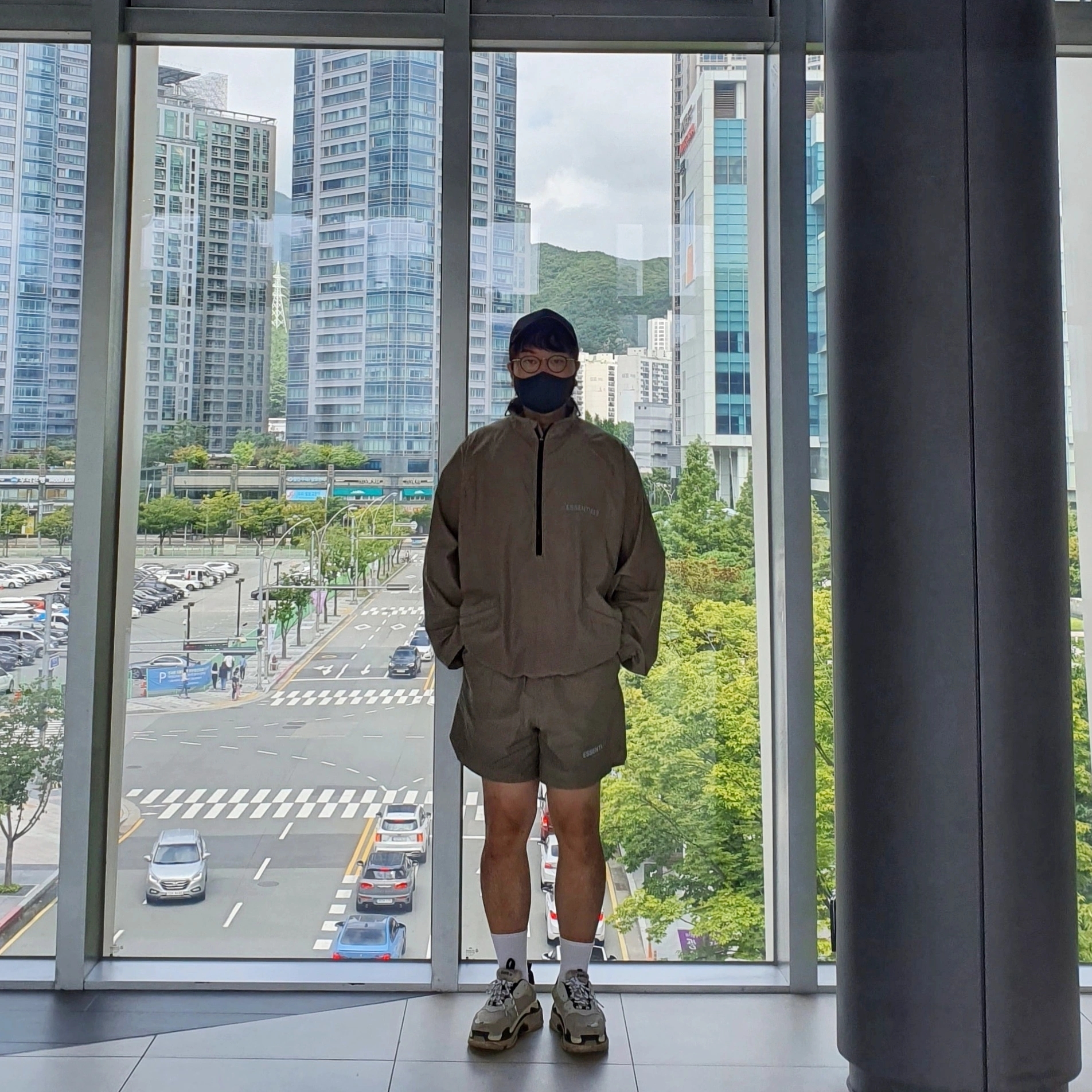 Essentials Half-Zip Track Jacket Taupe - 21SS, Essentials Volley Shorts Taupe - 20FW 착용 스타일