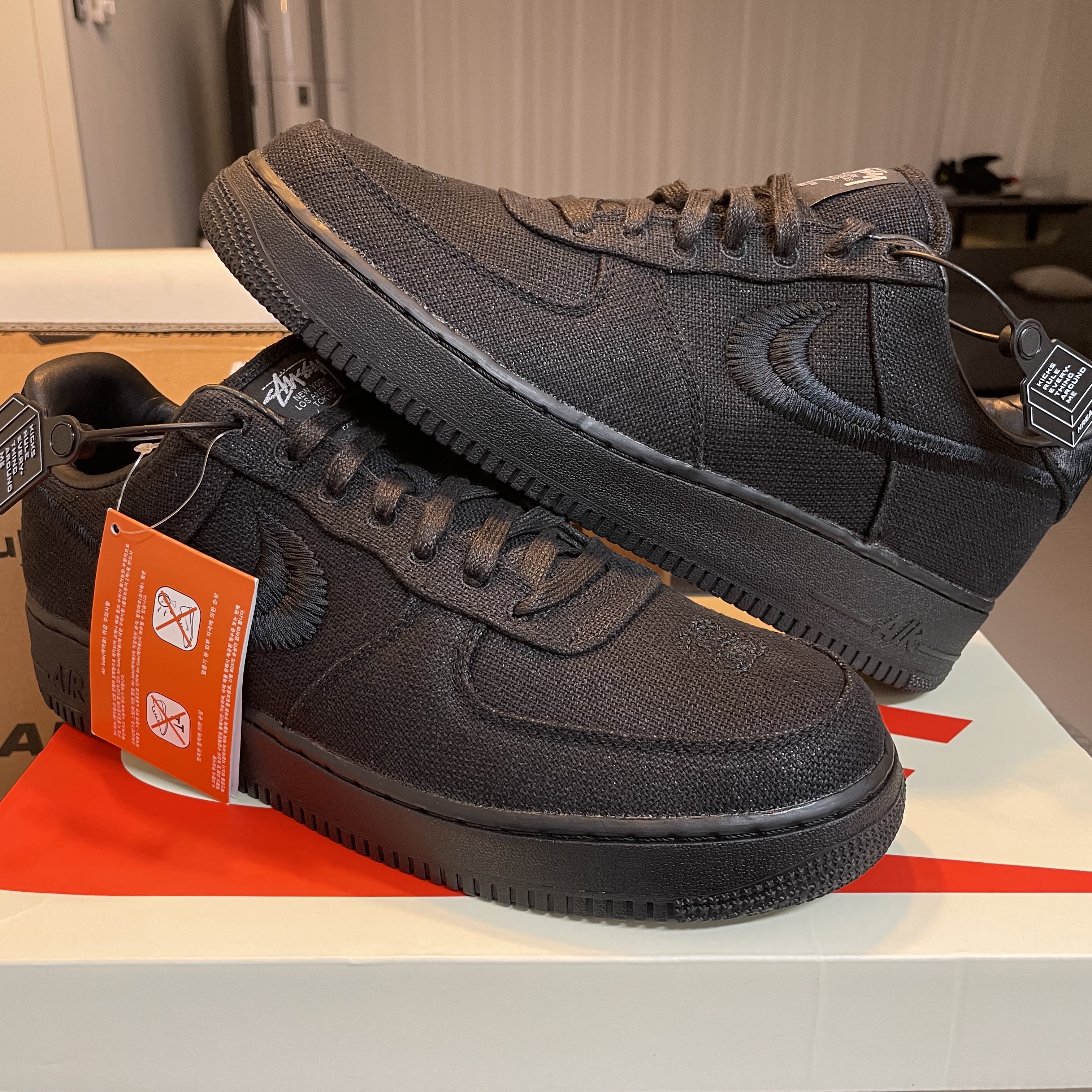 Nike x Stussy Air Force 1 Low Triple Black 착용 스타일 - 2