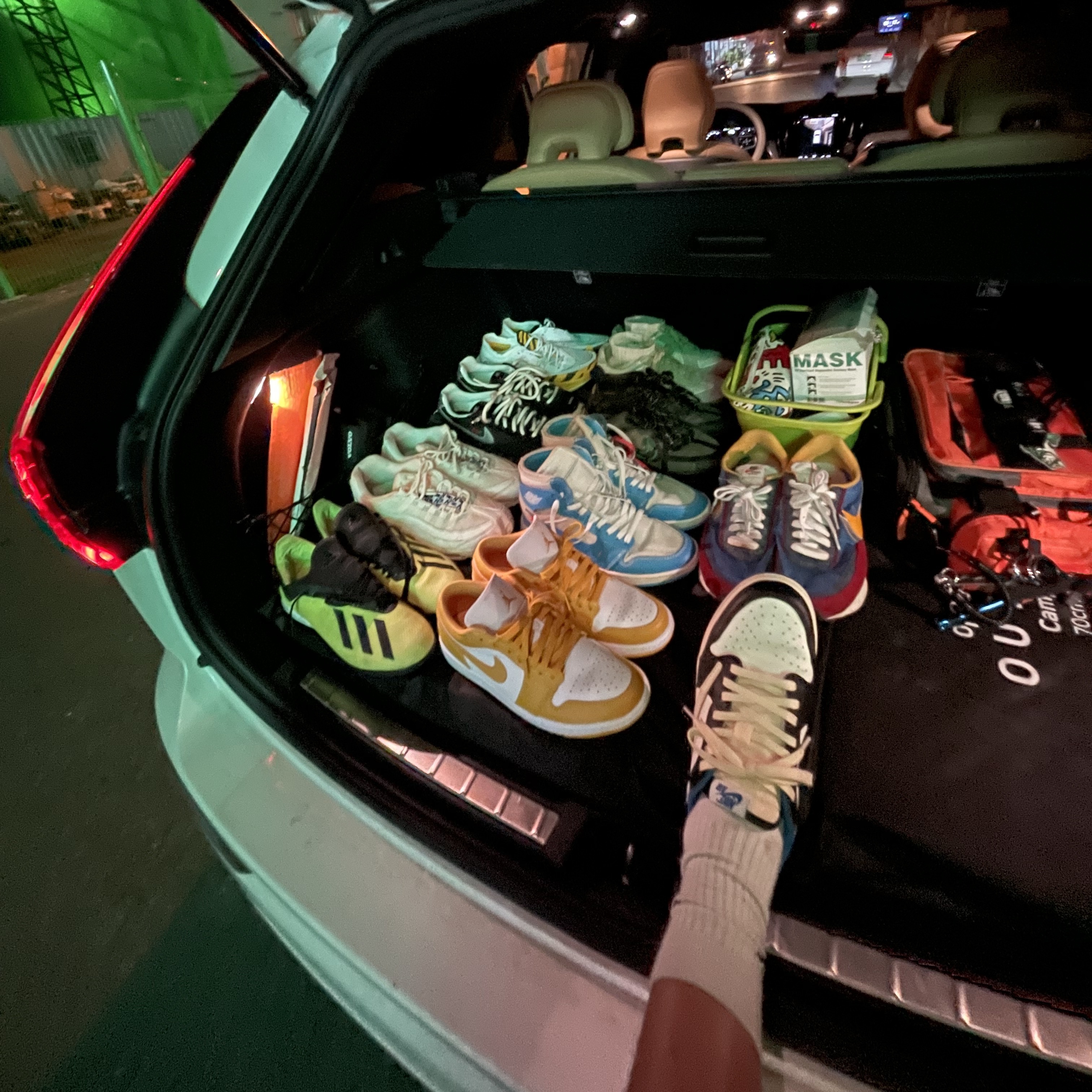 Nike ZoomX Vaporfly Next% 2 BRS White University Gold, Nike x Undercover Overbreak SP Black 착용 스타일