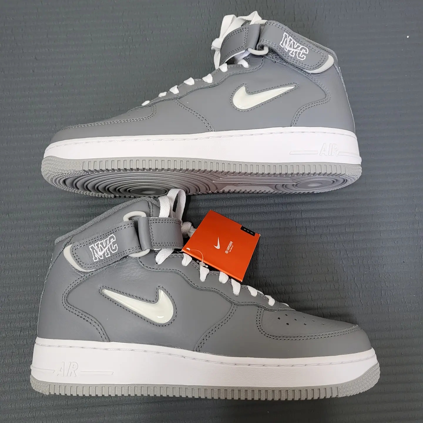 Nike Air Force 1 Mid QS NYC Cool Grey 착용 스타일 - 3