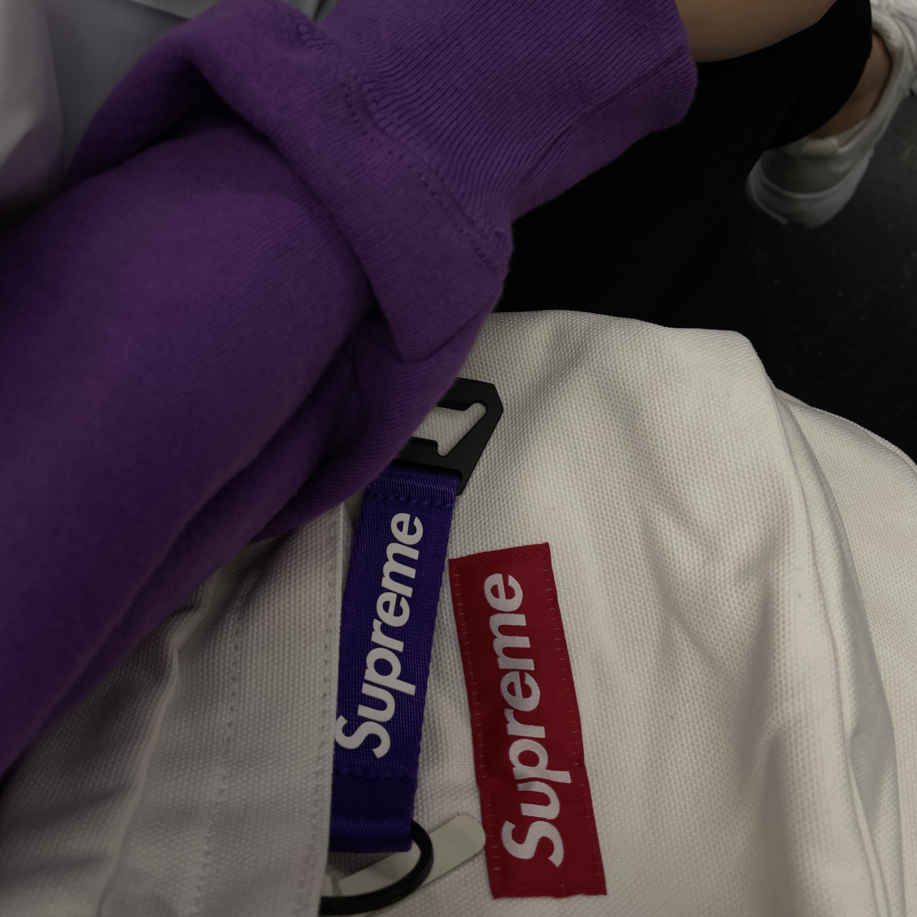 Supreme Canvas Backpack White 착용 스타일