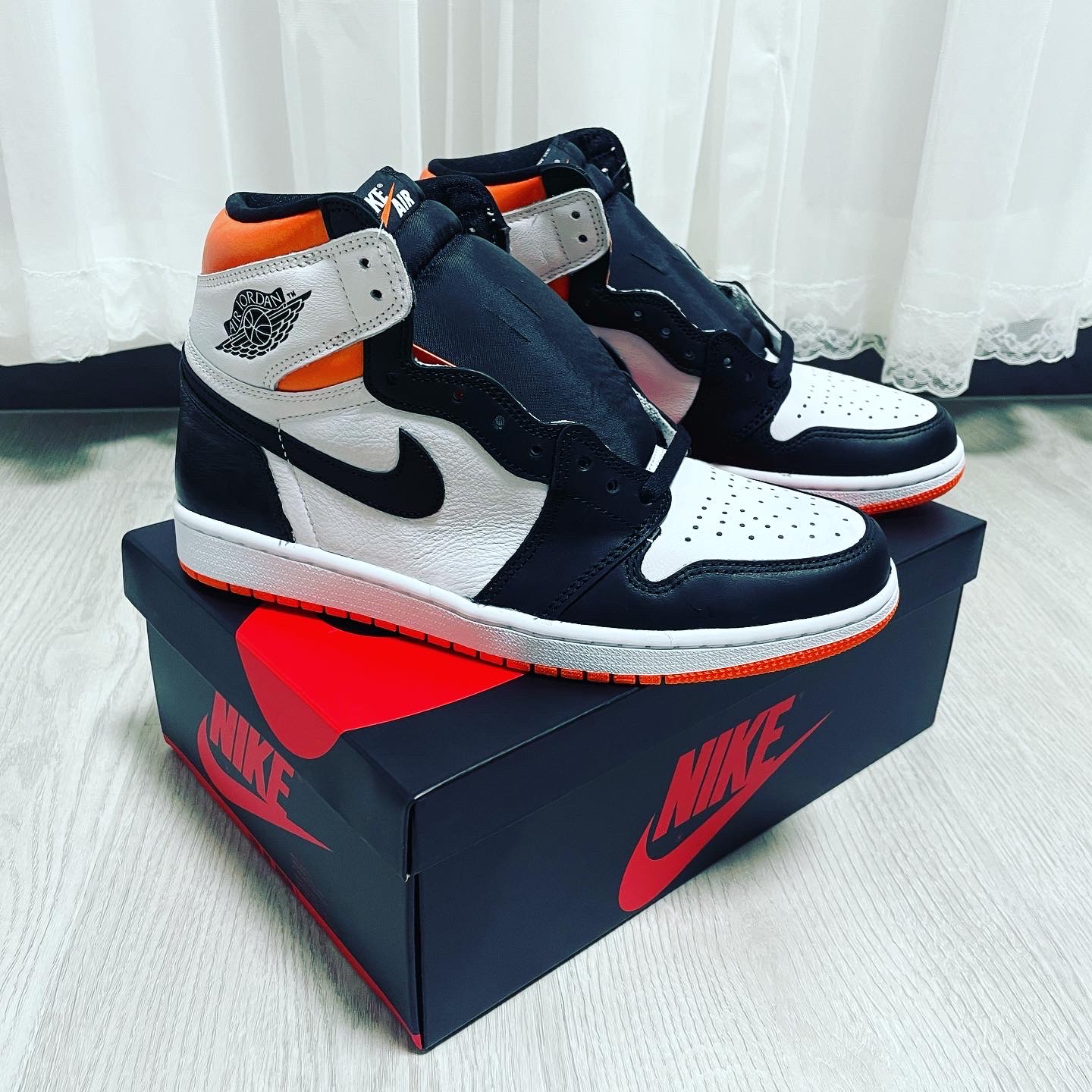 Jordan 1 Retro High OG Electro Orange 착용 스타일 - 1
