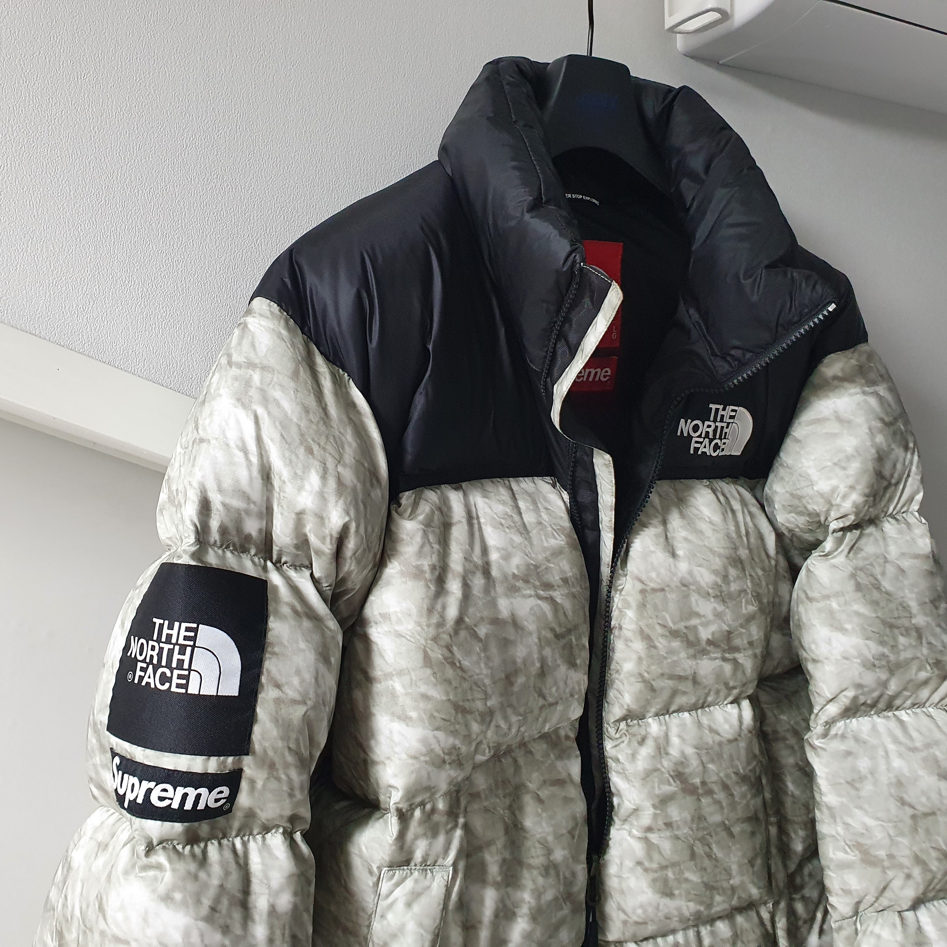 Supreme x The North Face Paper Print Nuptse Jacket - 19FW 착용 스타일 - 1