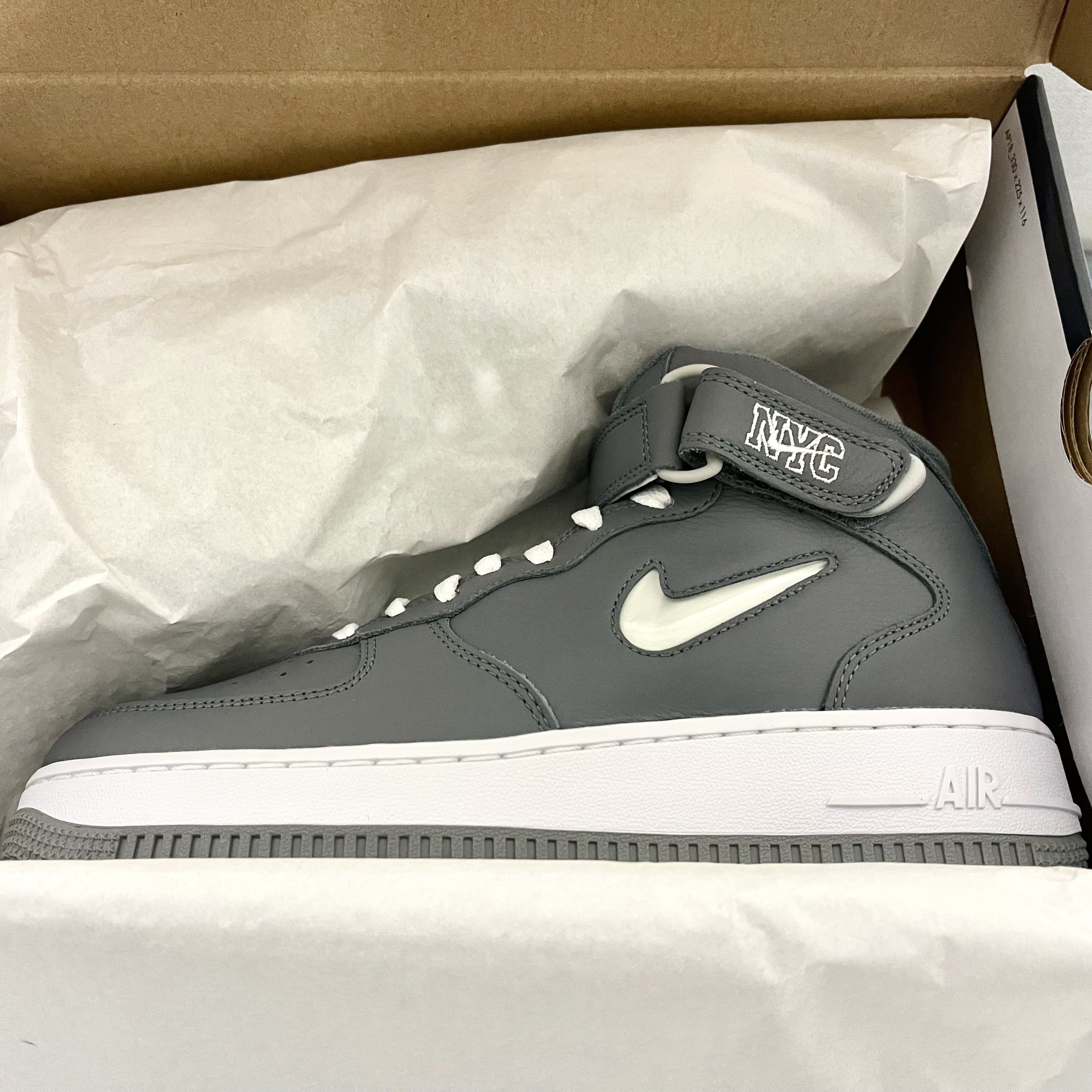 Nike Air Force 1 Mid QS NYC Cool Grey 착용 스타일 - 2
