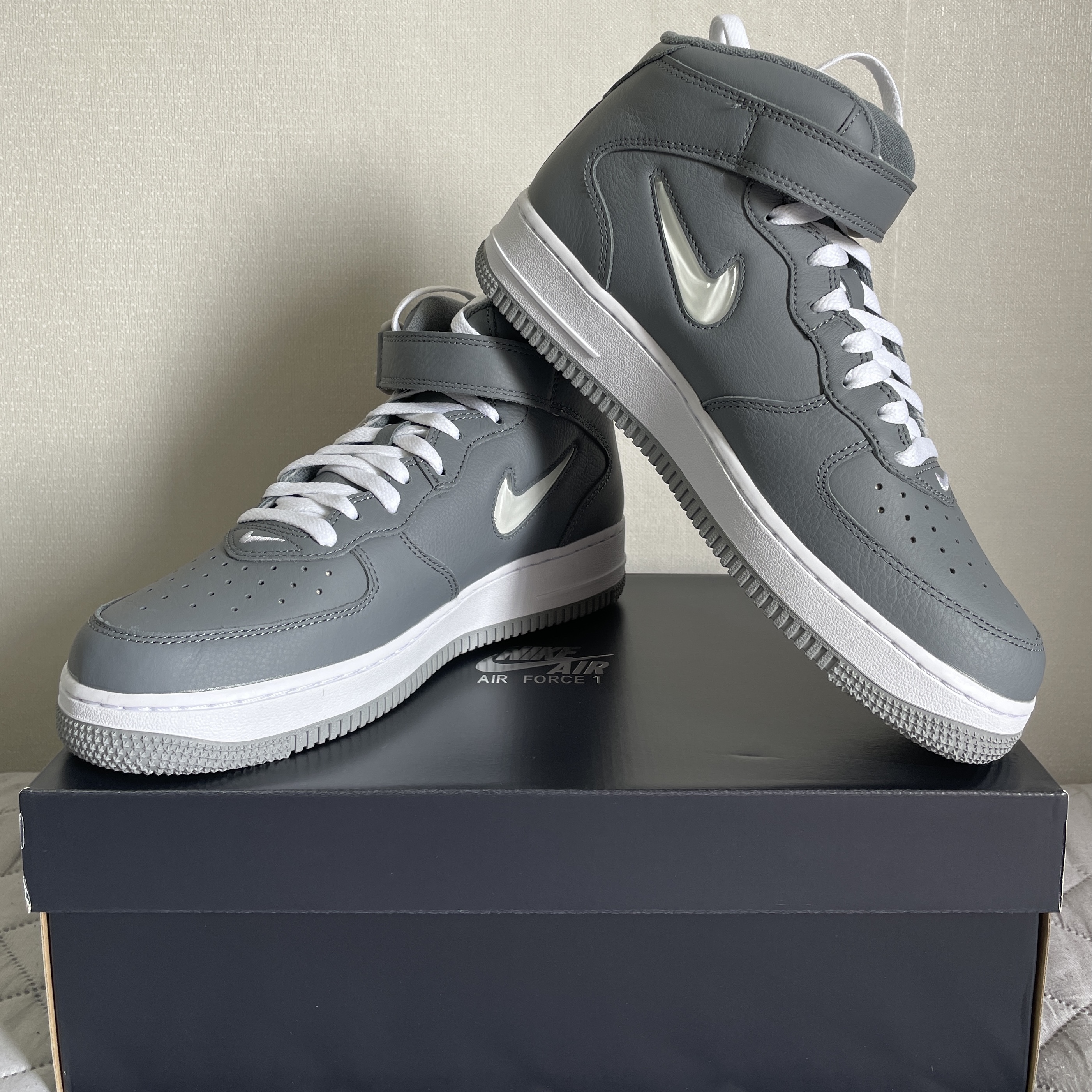 Nike Air Force 1 Mid QS NYC Cool Grey 착용 스타일