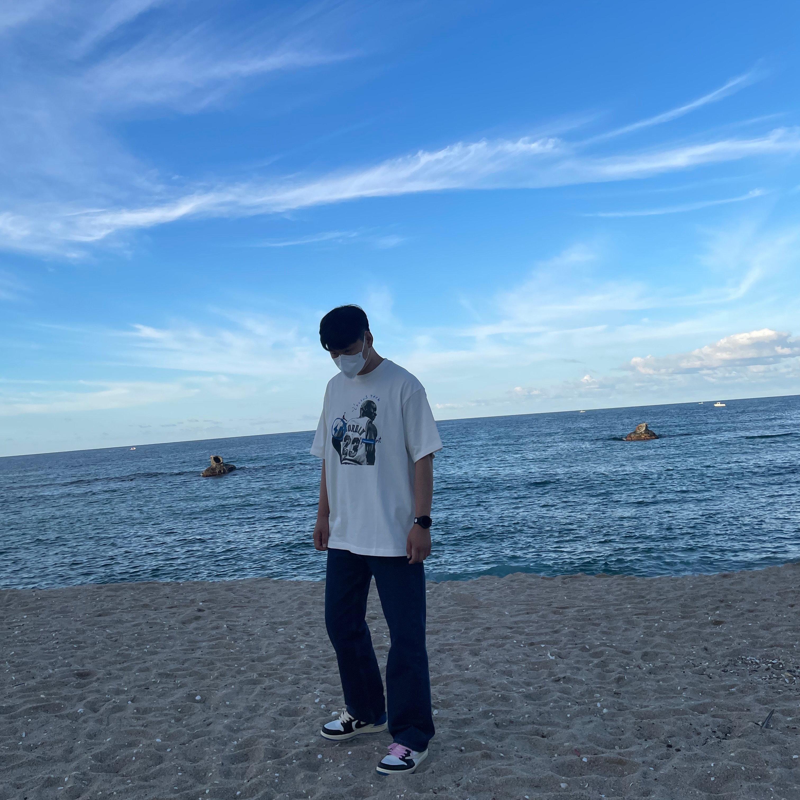 Jordan 1 x Travis Scott x Fragment Retro Low OG SP Military Blue, Jordan x Travis Scott x Fragment T-Shirt Sail (DJ0619-133) 착용 스타일 - 2
