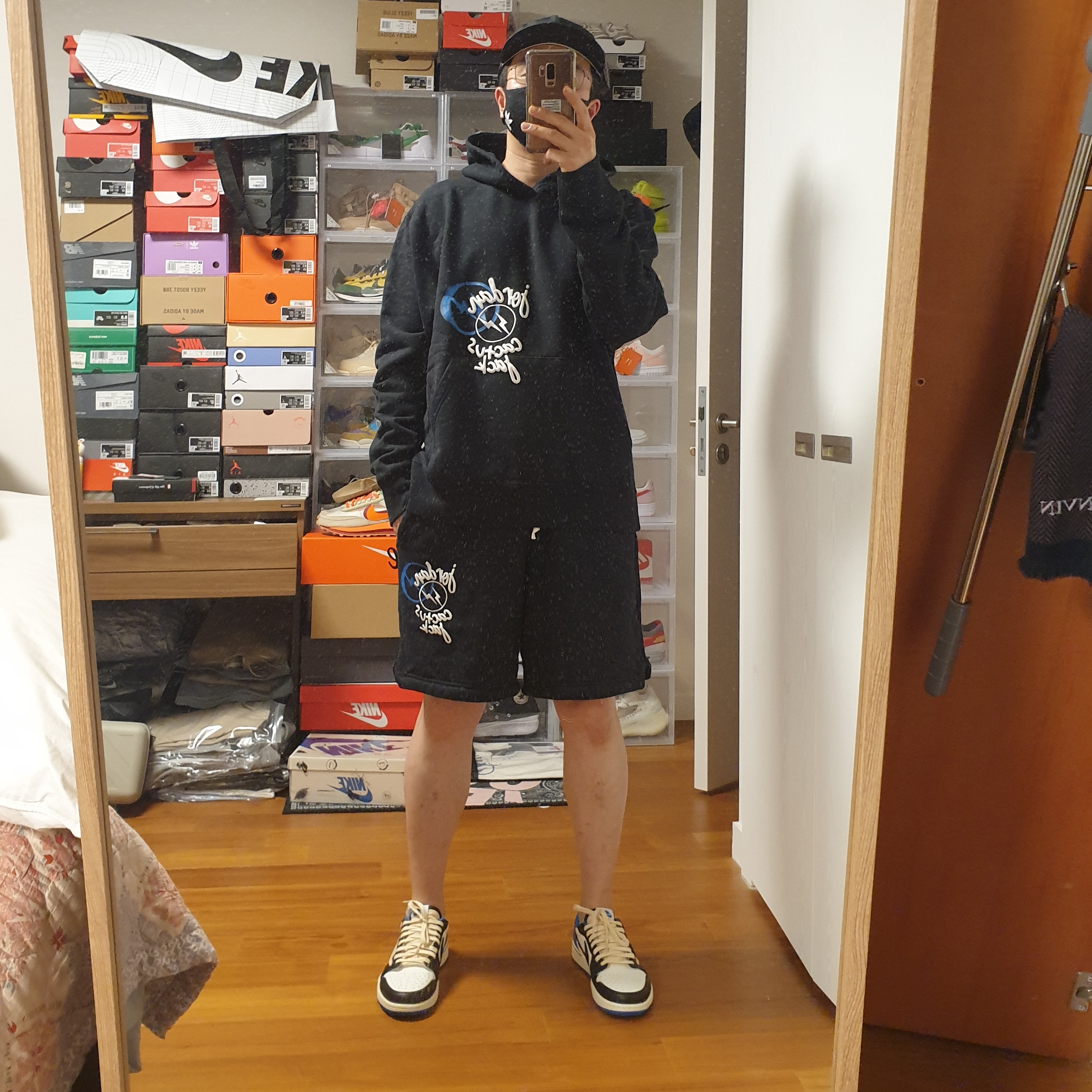 Jordan 1 x Travis Scott x Fragment Retro Low OG SP Military Blue, Jordan x Travis Scott x Fragment Hoodie Black (DJ0615-010) 착용 스타일 - 2
