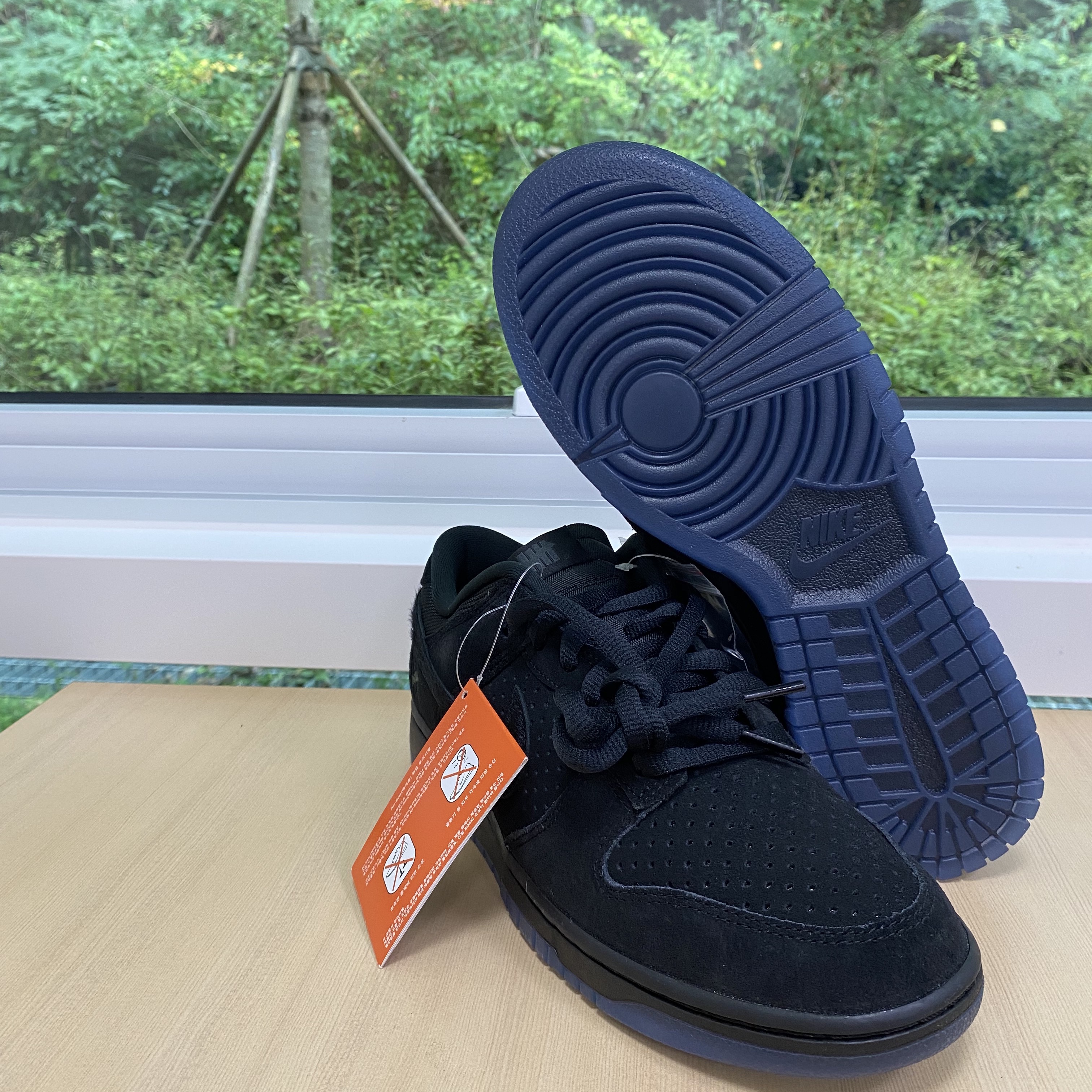 Nike x Undefeated Dunk Low SP 5 On It Black 착용 스타일 - 2