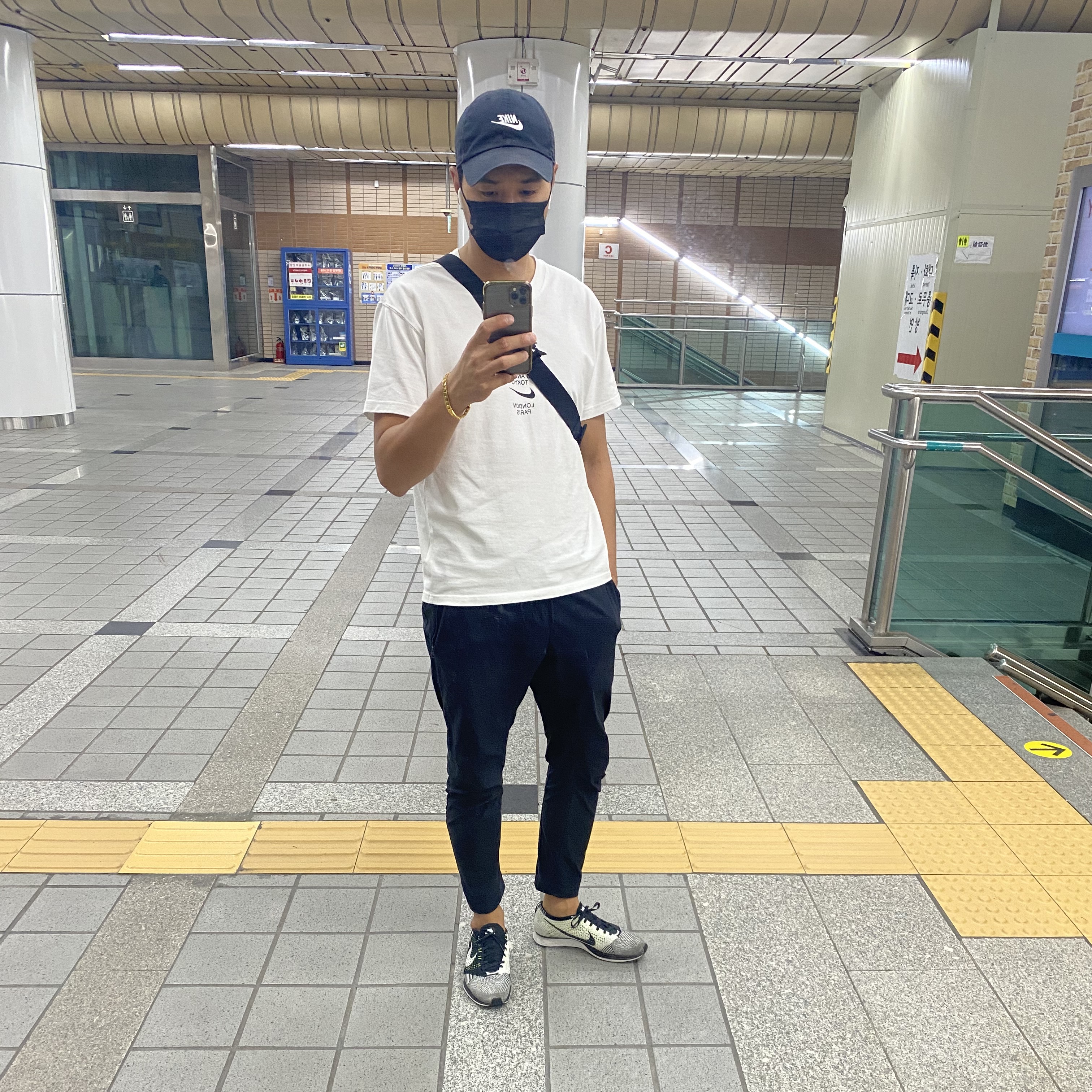 Nike Flyknit Racer Black White Volt, Nike x Stussy WT T-Shirt White - US/EU 착용 스타일