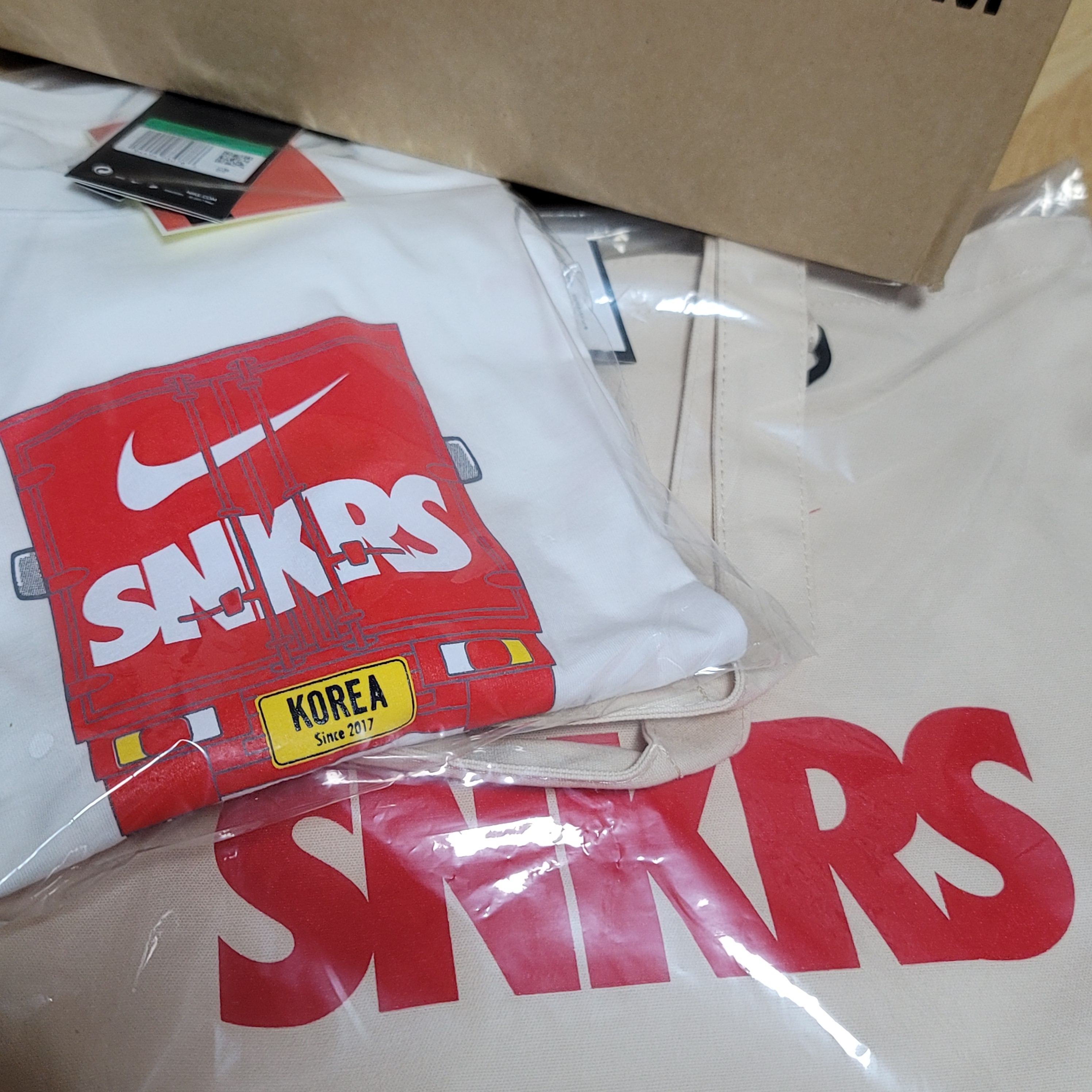 Nike SNKRS 4th Anniversary Members Only T-Shirt White (CZ6366-100) 착용 스타일