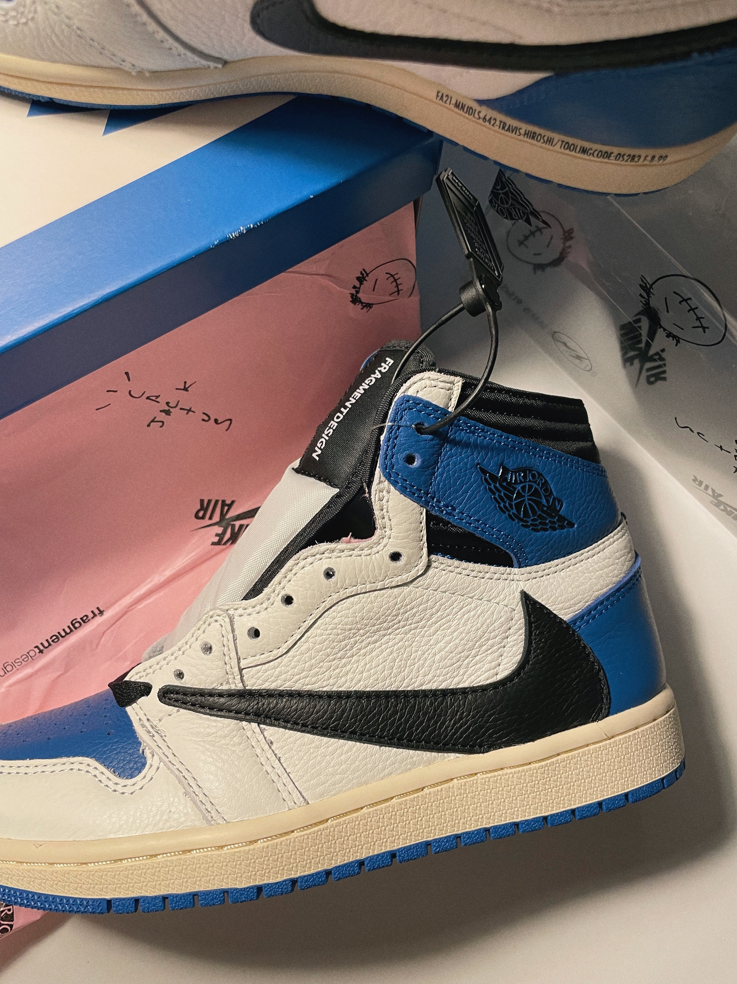 Jordan 1 x Travis Scott x Fragment Retro High OG SP Military Blue 착용 스타일 - 3