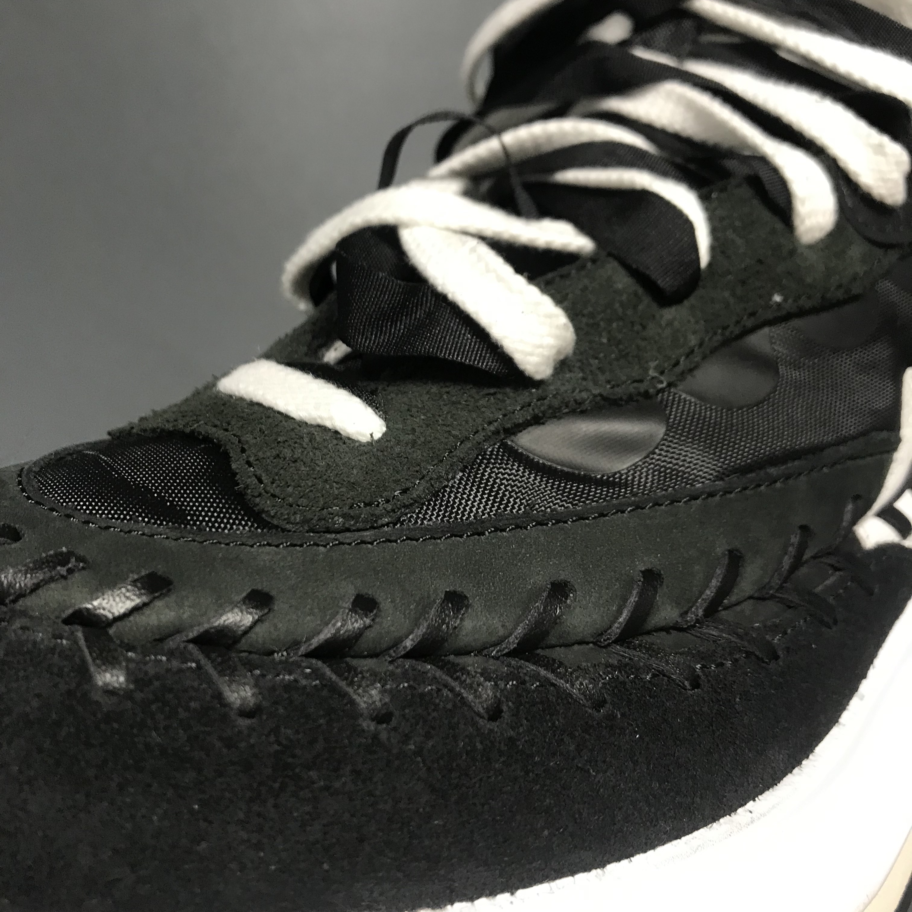 Nike x Sacai x Jean Paul Gaultier VaporWaffle Black White 착용 스타일 - 5