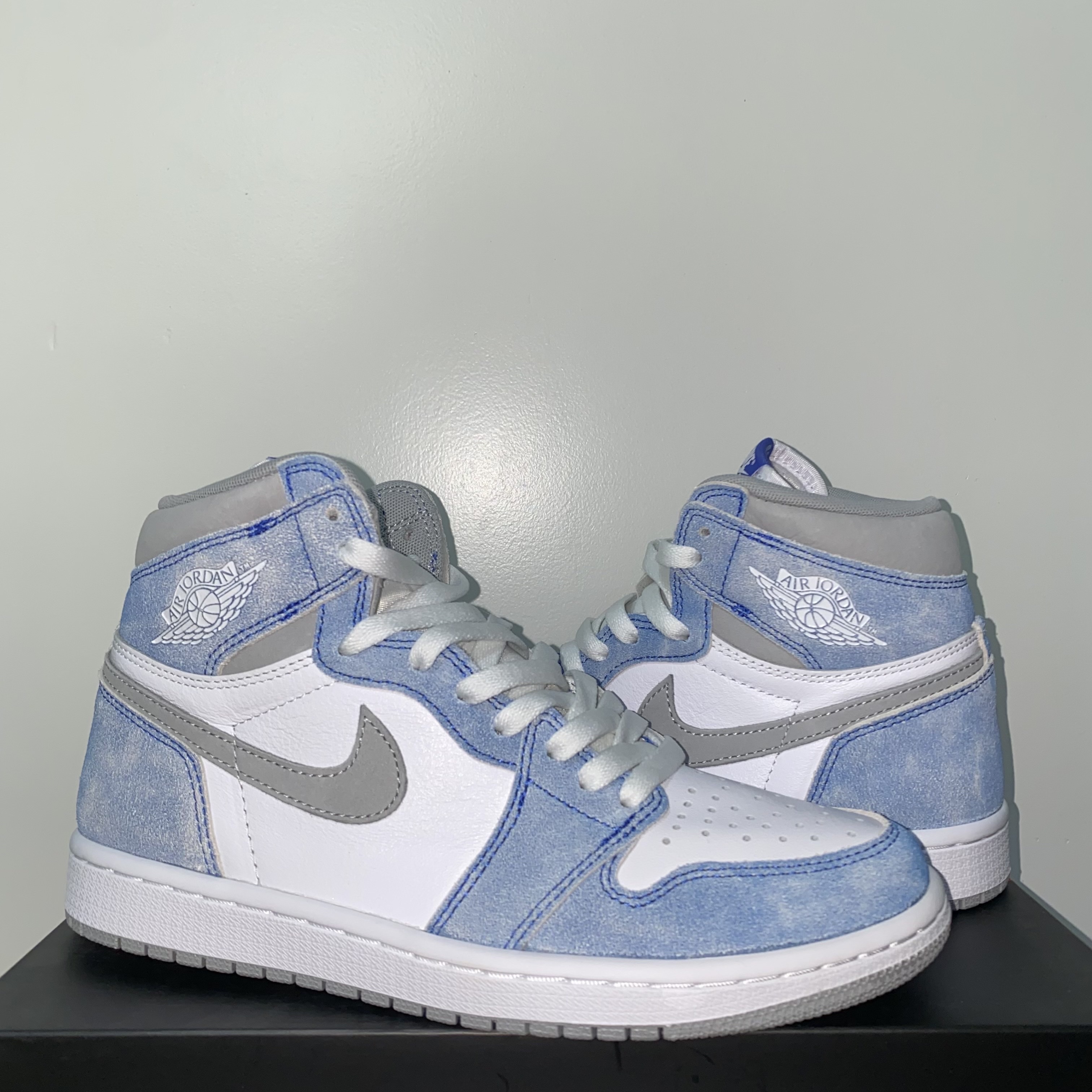Jordan 1 Retro High OG Hyper Royal 착용 스타일 - 1