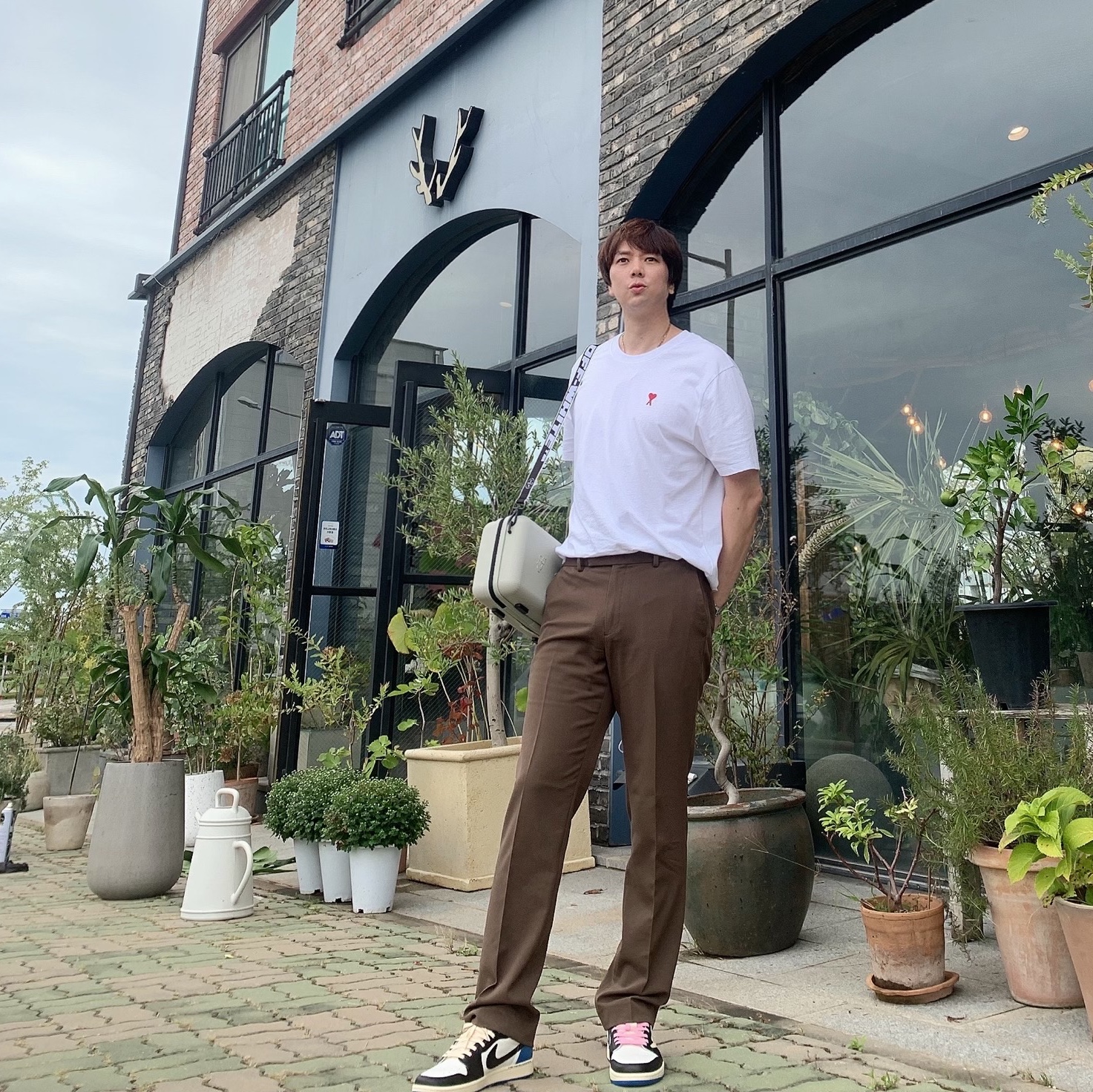 Jordan 1 x Travis Scott x Fragment Retro Low OG SP Military Blue, AMI de Coeur T-Shirt White Blanc 착용 스타일