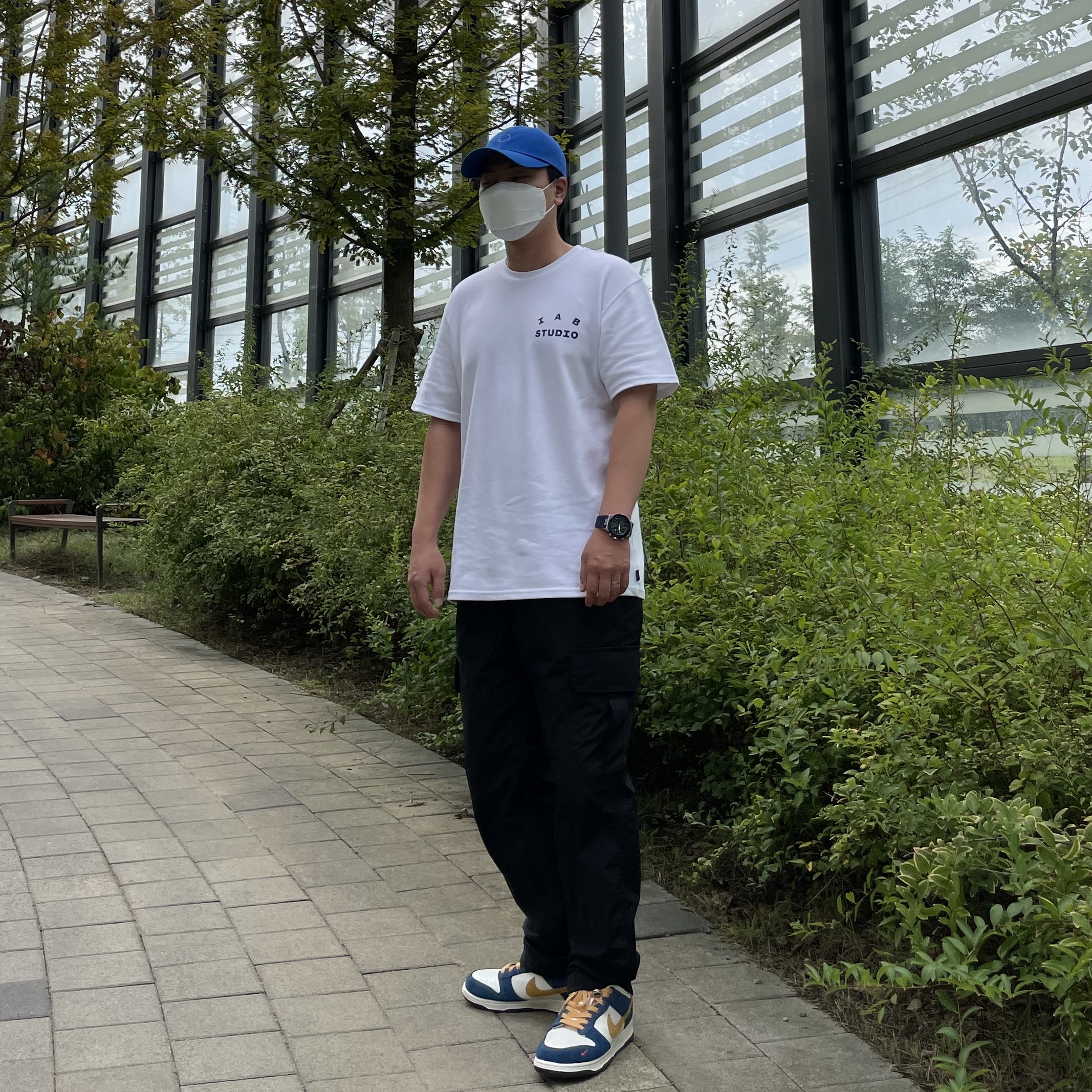 Nike x Kasina Dunk Low 80's Bus, IAB Studio T-Shirt White 착용 스타일