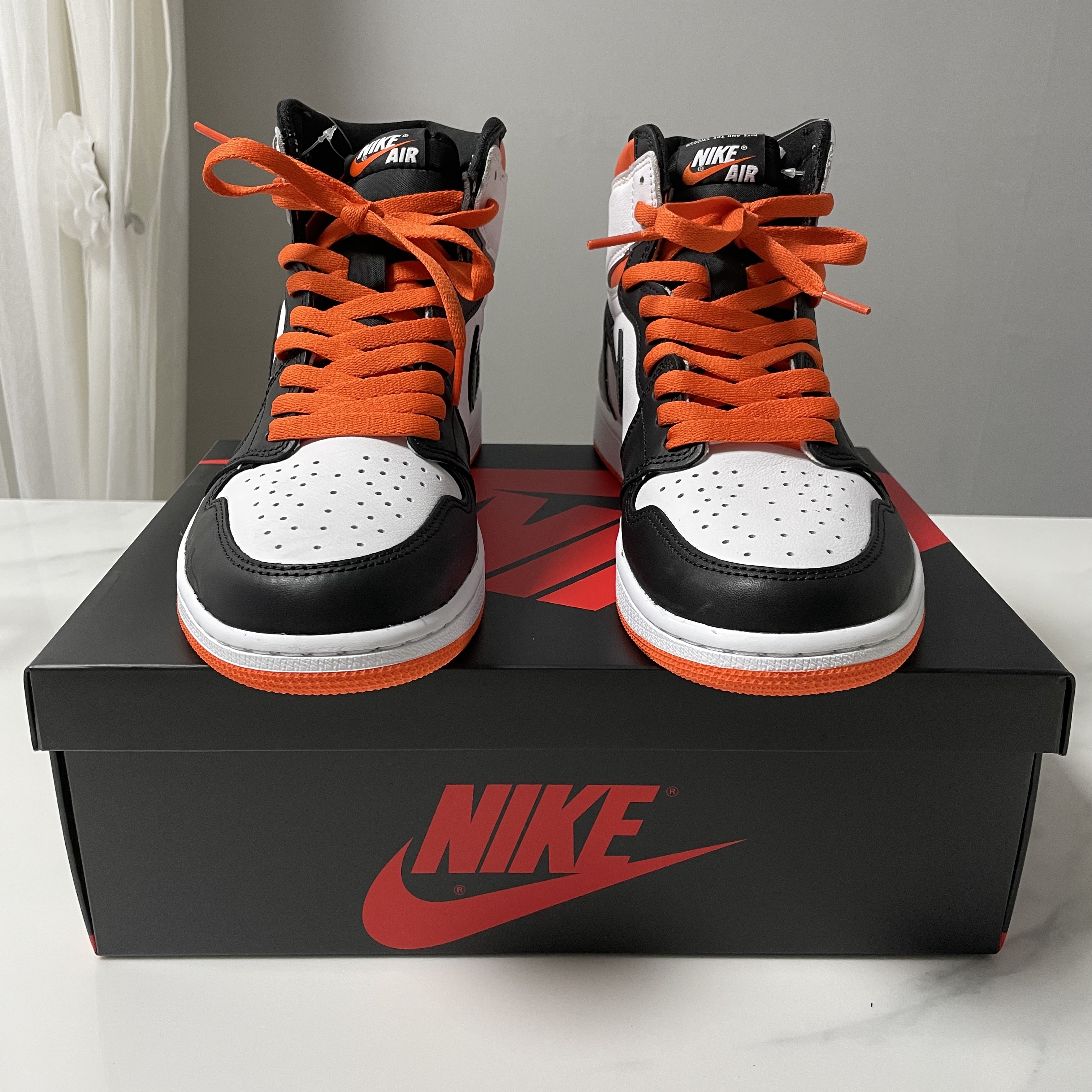 Jordan 1 Retro High OG Electro Orange 착용 스타일 - 4