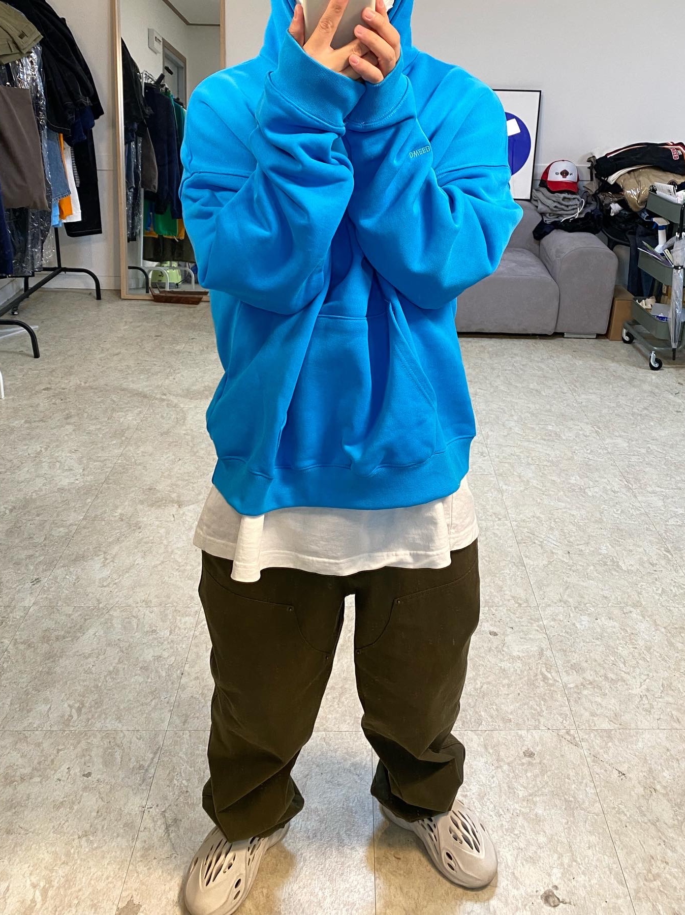 Adidas Yeezy Foam RNNR Ararat 착용 스타일 - 2