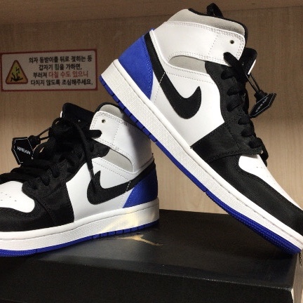 Jordan 1 Mid SE Hyper Royal 착용 스타일