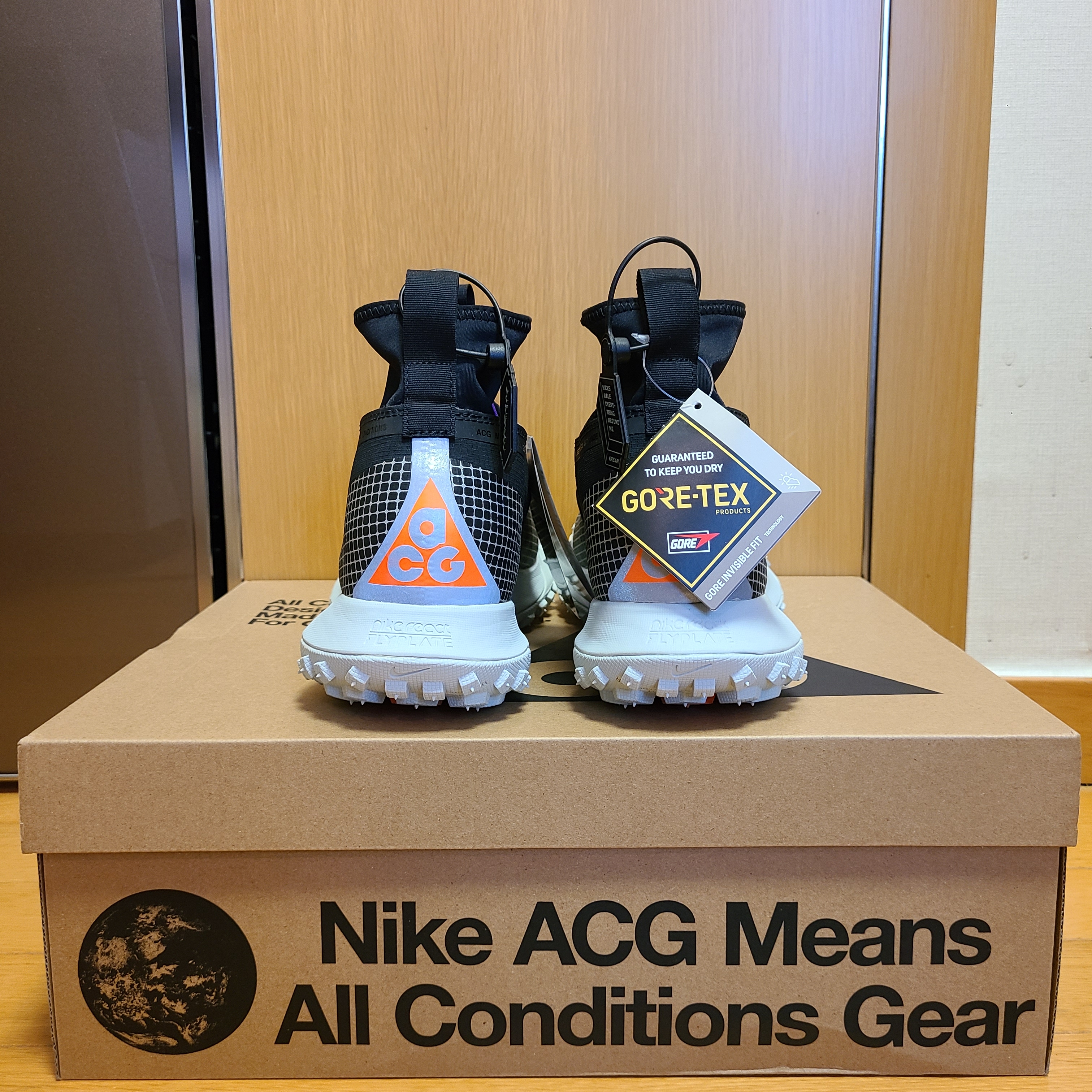 Nike ACG Mountain Fly Gore-Tex Metallic Silver, Nike x Matthew M Williams NRG Socks White 착용 스타일 - 3