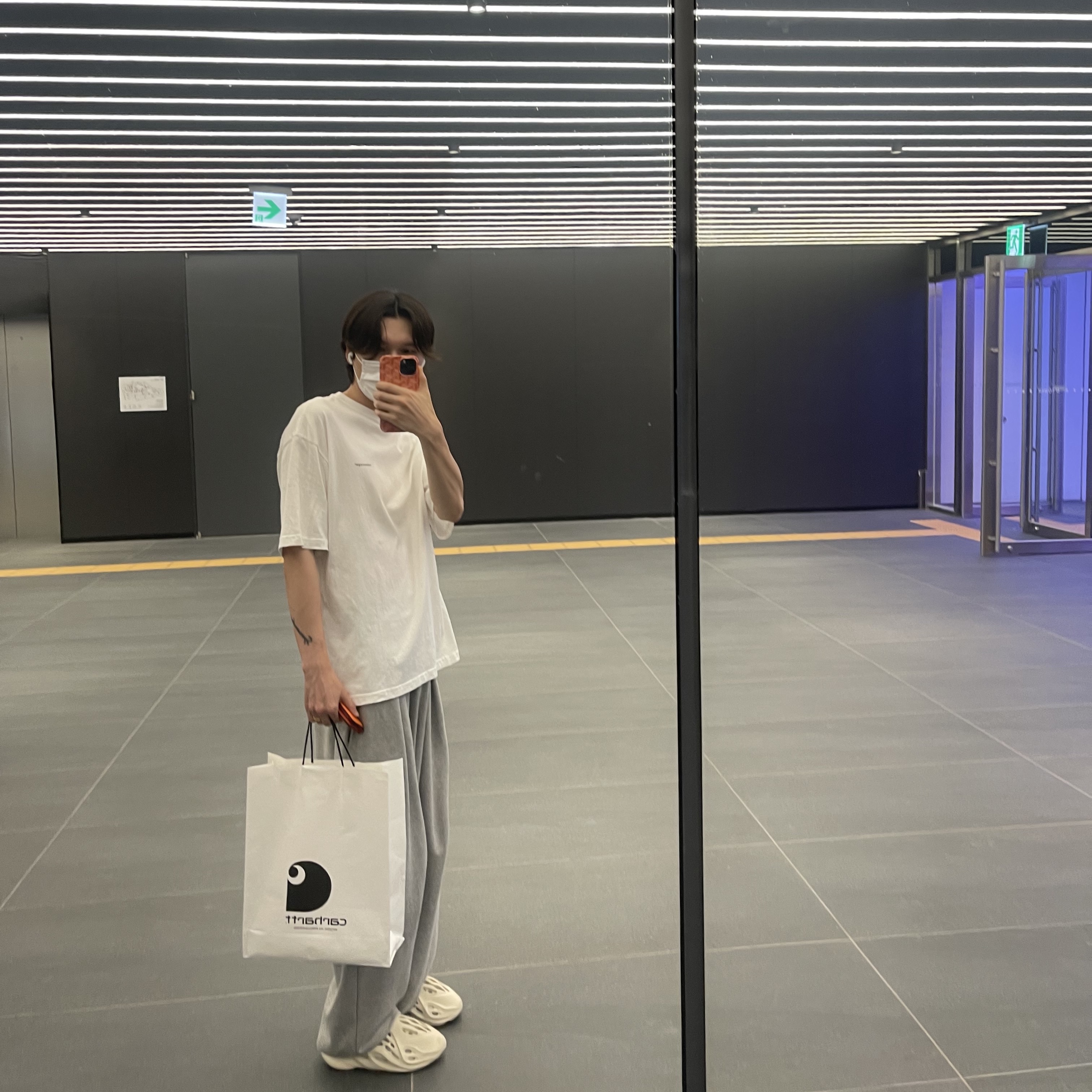 Adidas Yeezy Foam RNNR Sand 착용 스타일