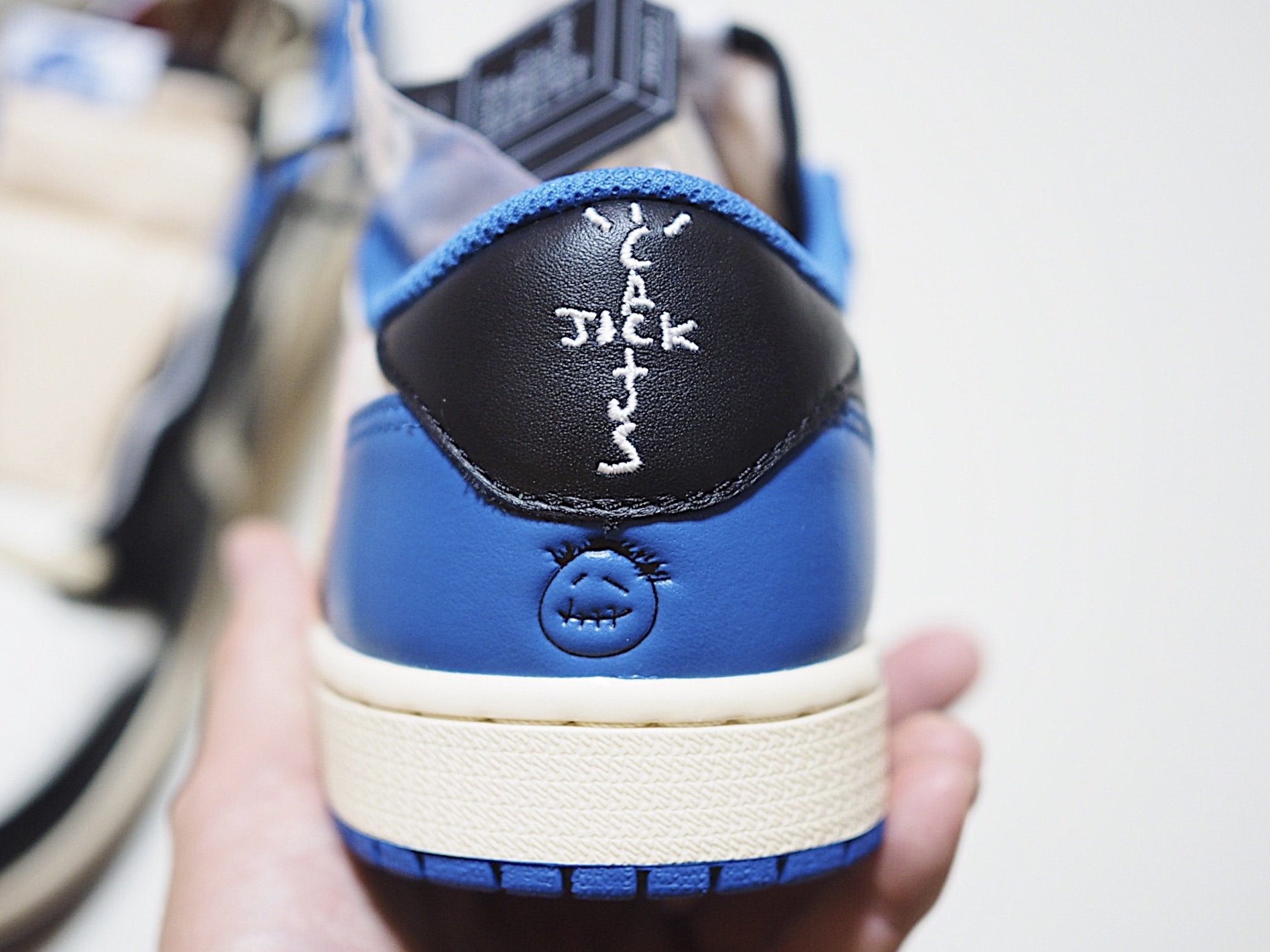 Jordan 1 x Travis Scott x Fragment Retro Low OG SP Military Blue 착용 스타일 - 4