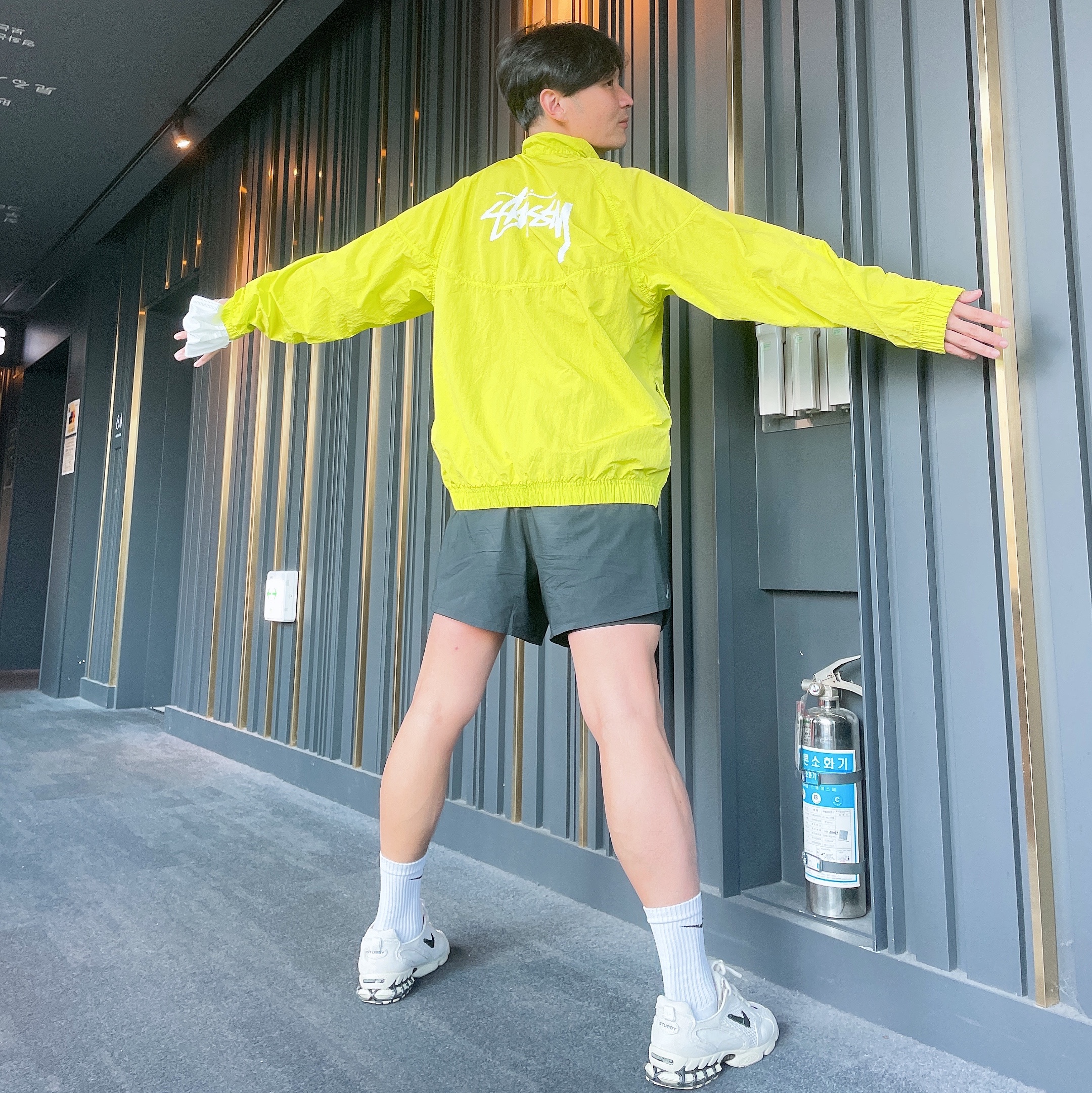 Nike x Stussy Windrunner Jacket Bright Cactus, Nike x Stussy Air Zoom Spiridon Cage 2 Fossil 착용 스타일