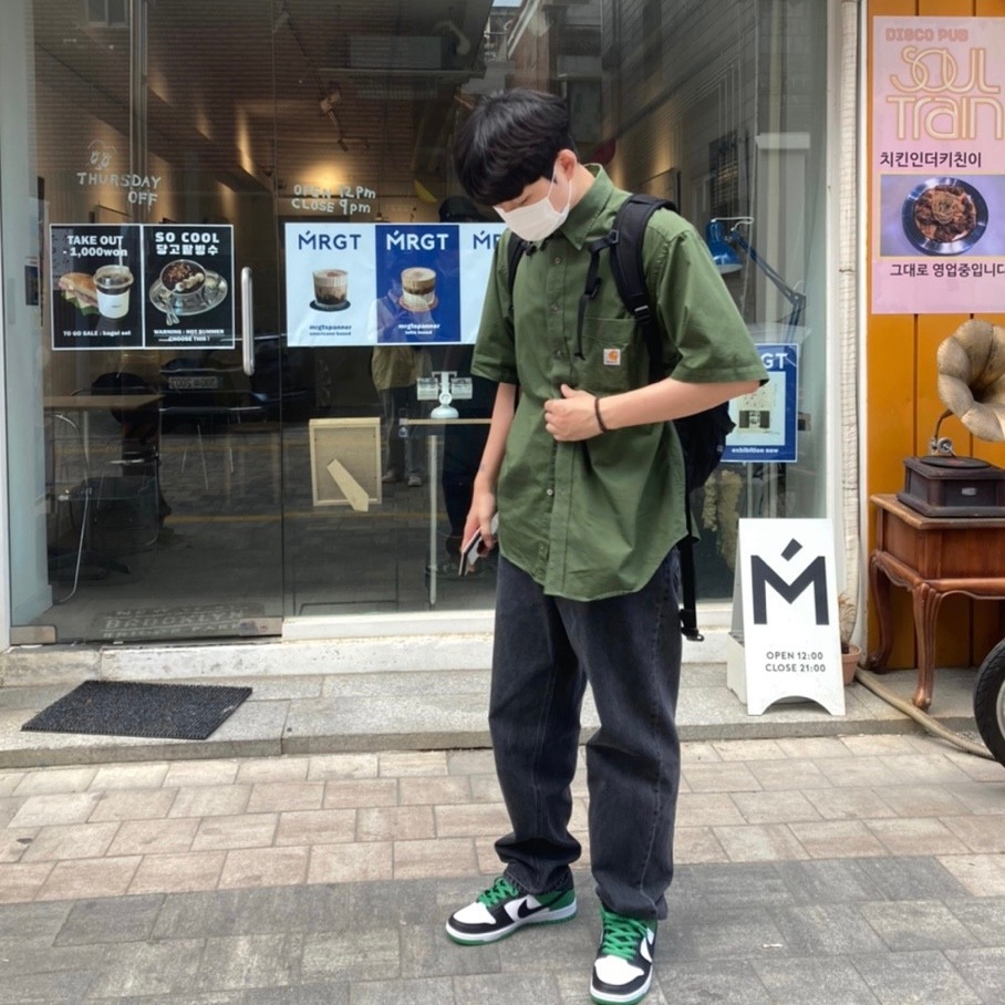 Nike SB Dunk Low Pro Black and Classic Green 착용 스타일