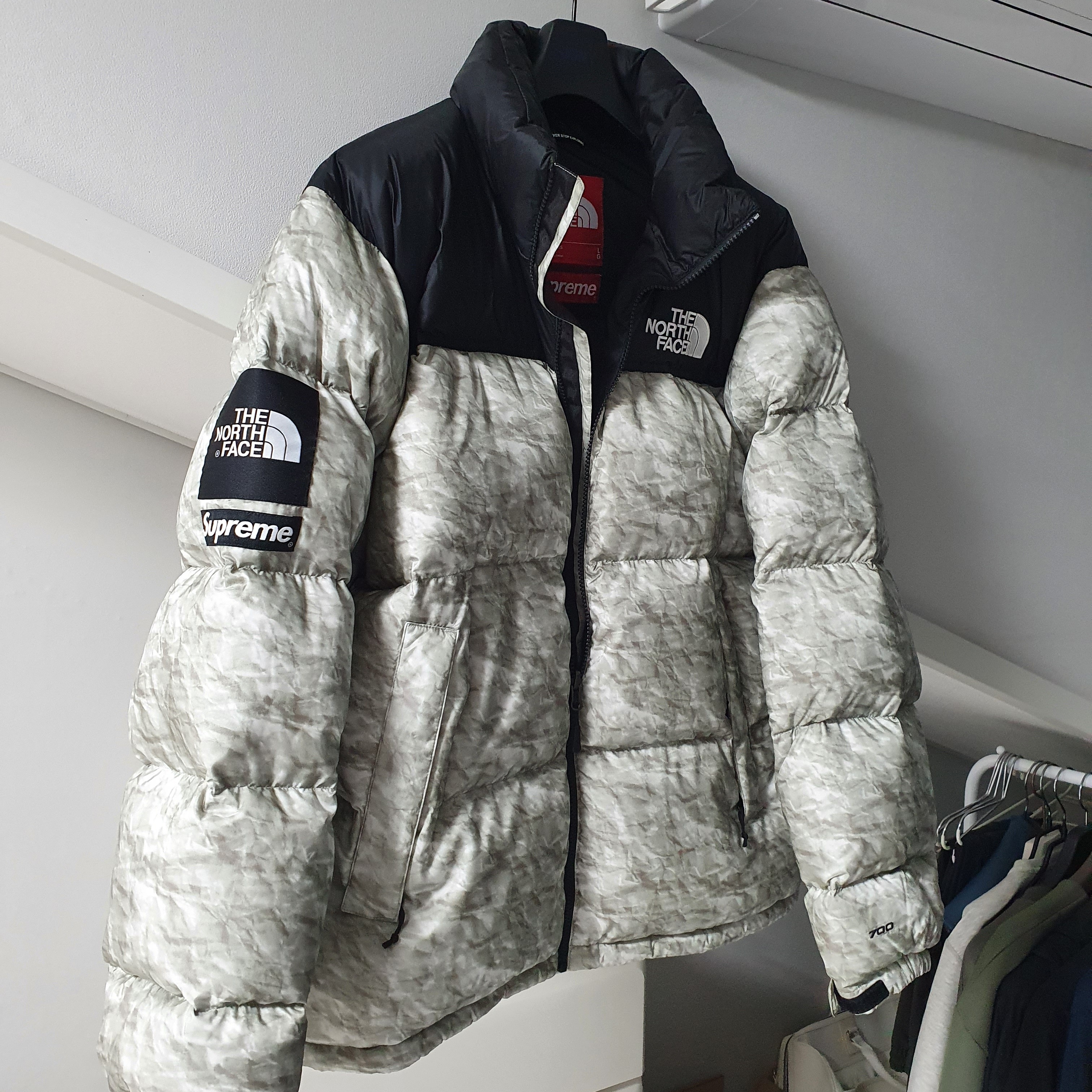 Supreme x The North Face Paper Print Nuptse Jacket - 19FW 착용 스타일 - 2